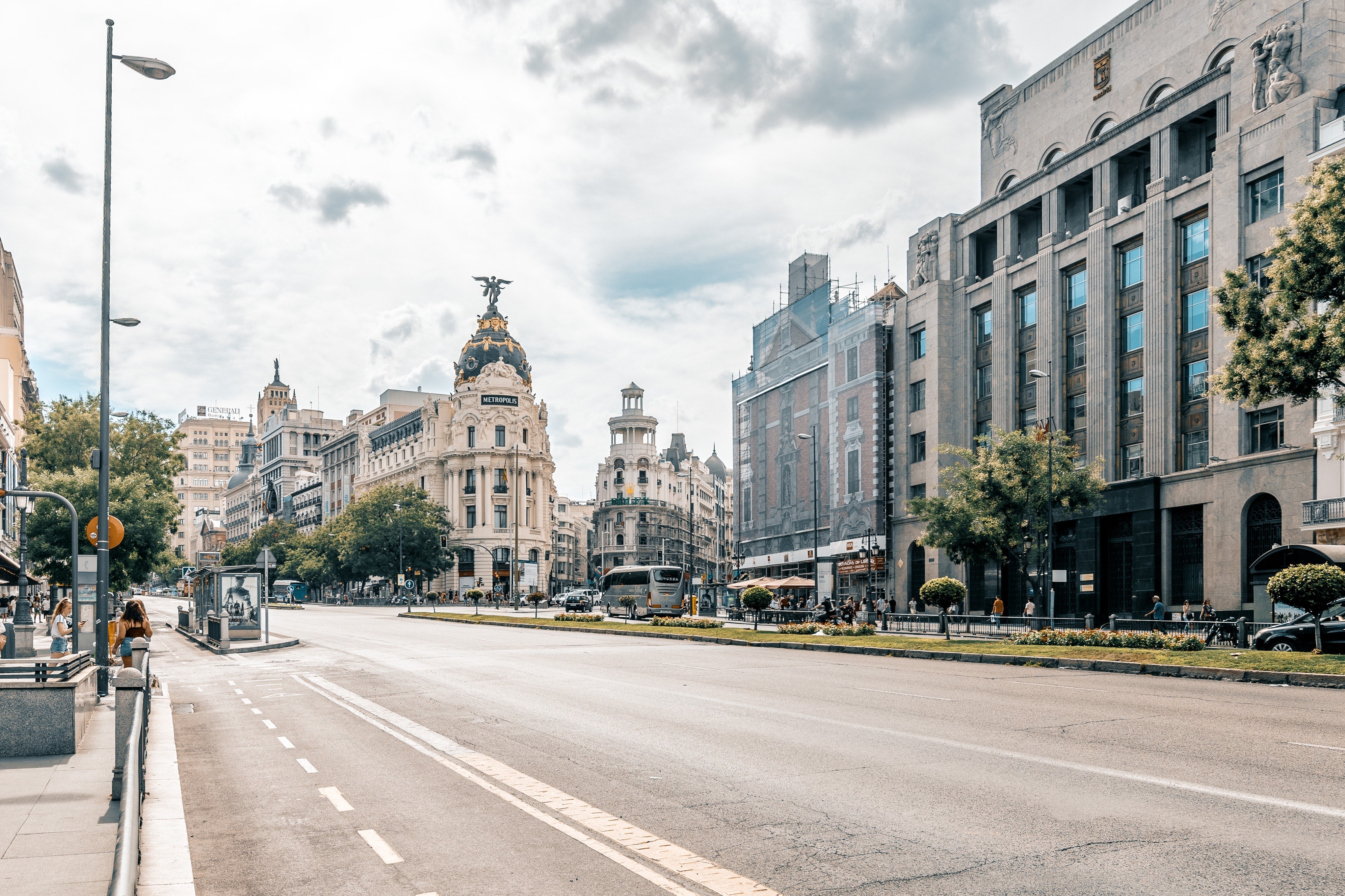 Madrid, Spain Street View with Metropolis Building HD Wallpaper