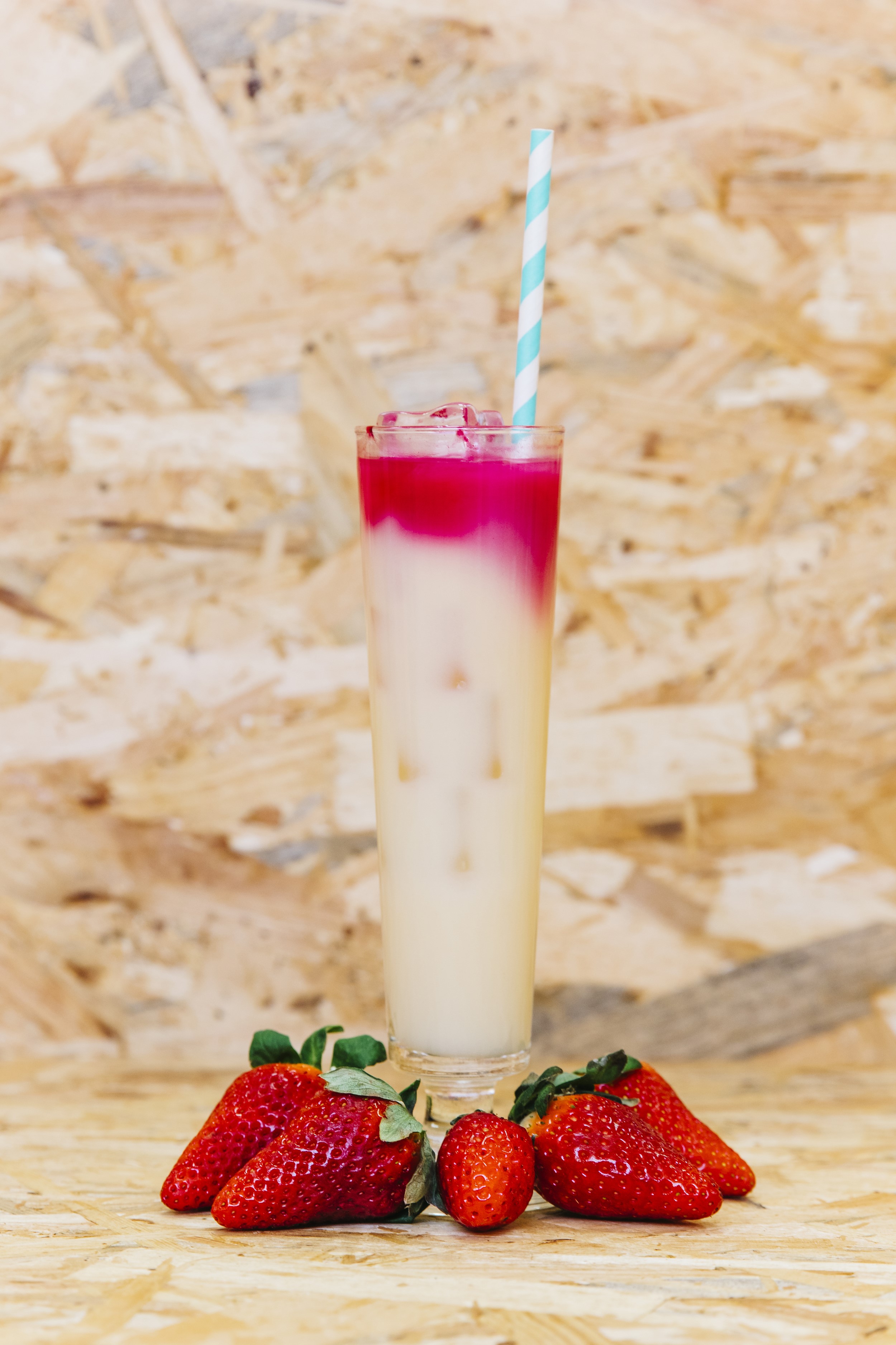 Strawberry Cocktail in Highball Glass HD Phone Wallpaper
