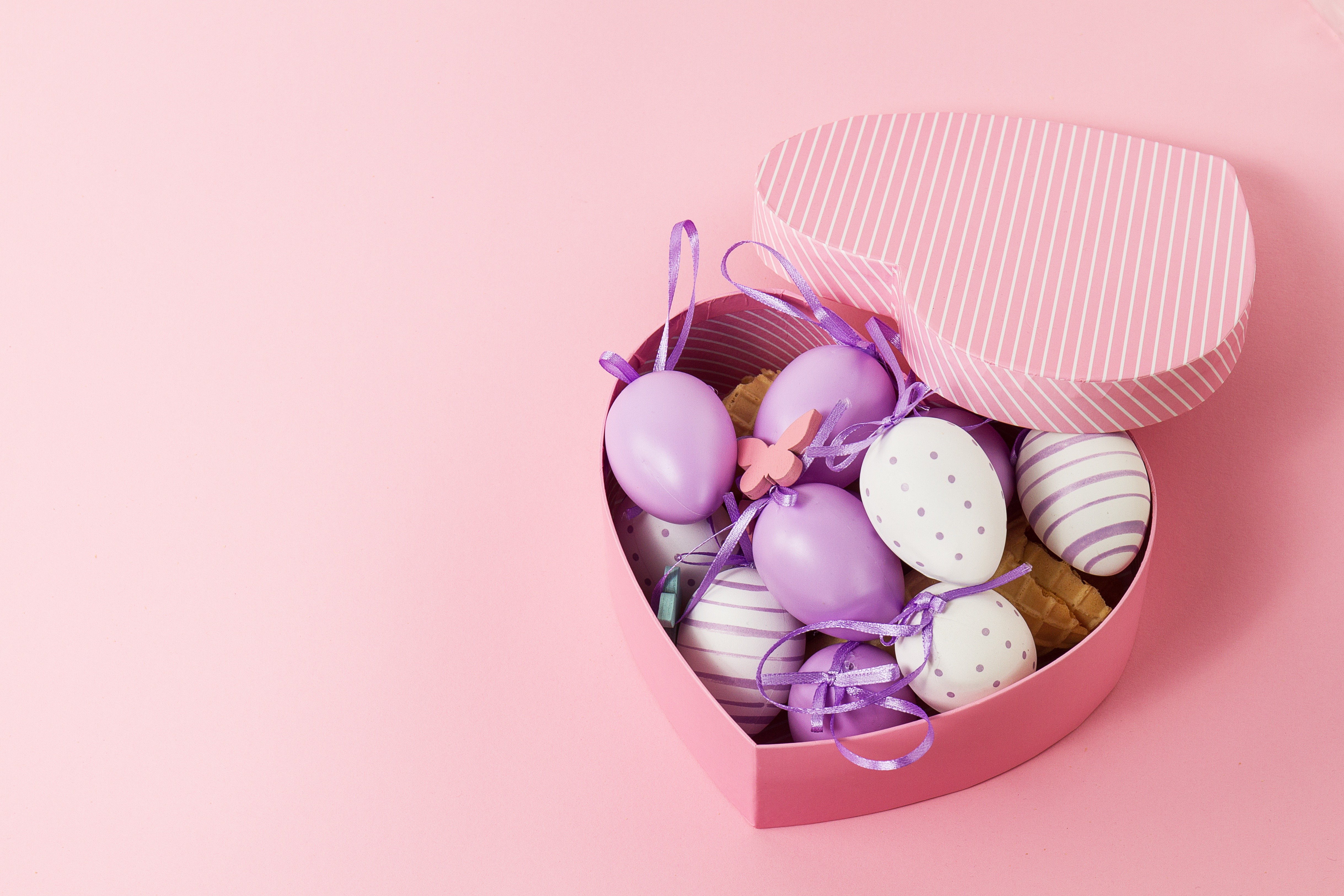 Easter heart-shaped box with purple eggs HD Wallpaper