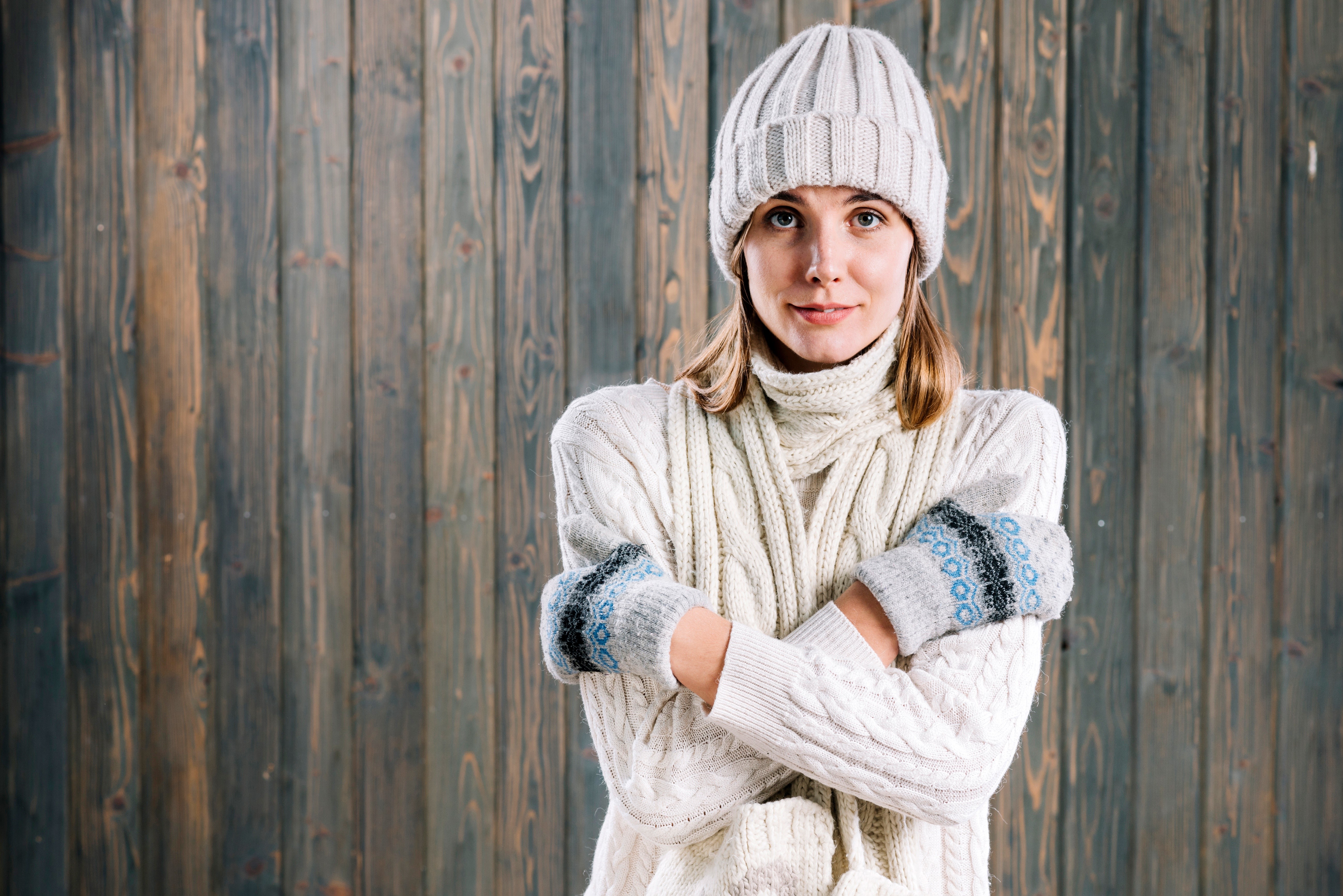 Woman in winter hat, sweater, and mittens HD Wallpaper