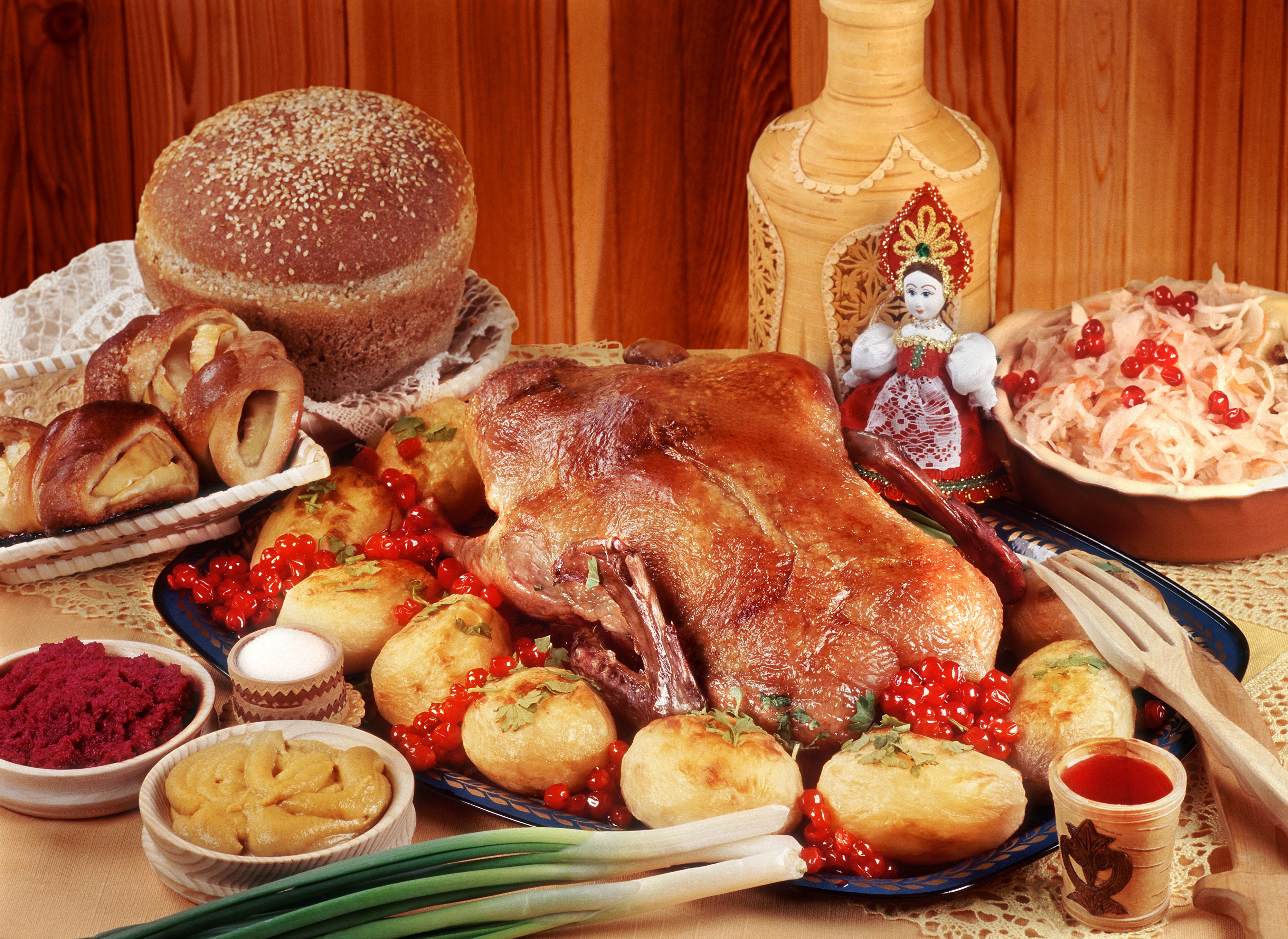 4K Roast Duck with Potatoes and Bread HD Wallpaper