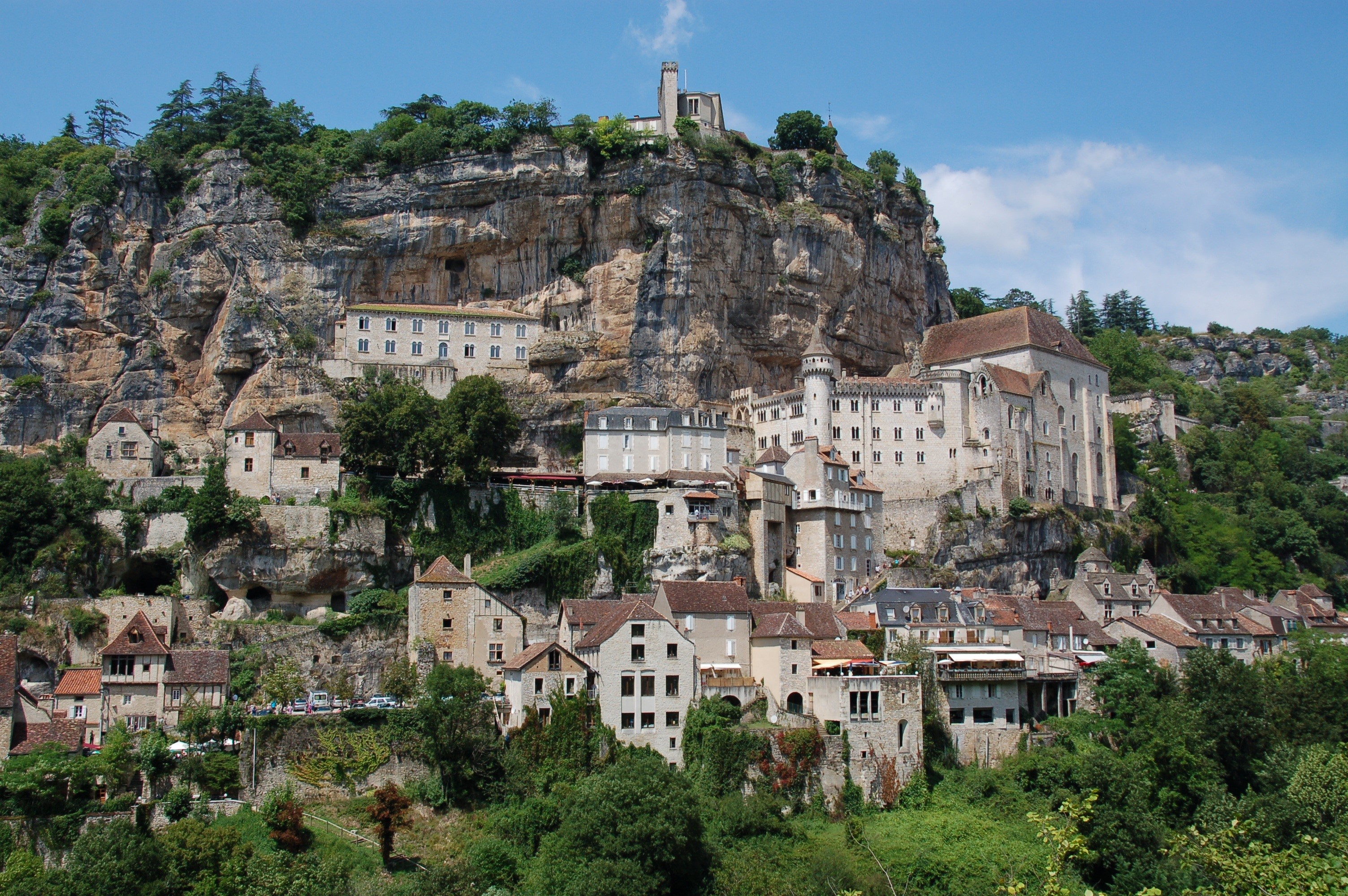 Rocamadour village built into a cliffside in France HD Wallpaper