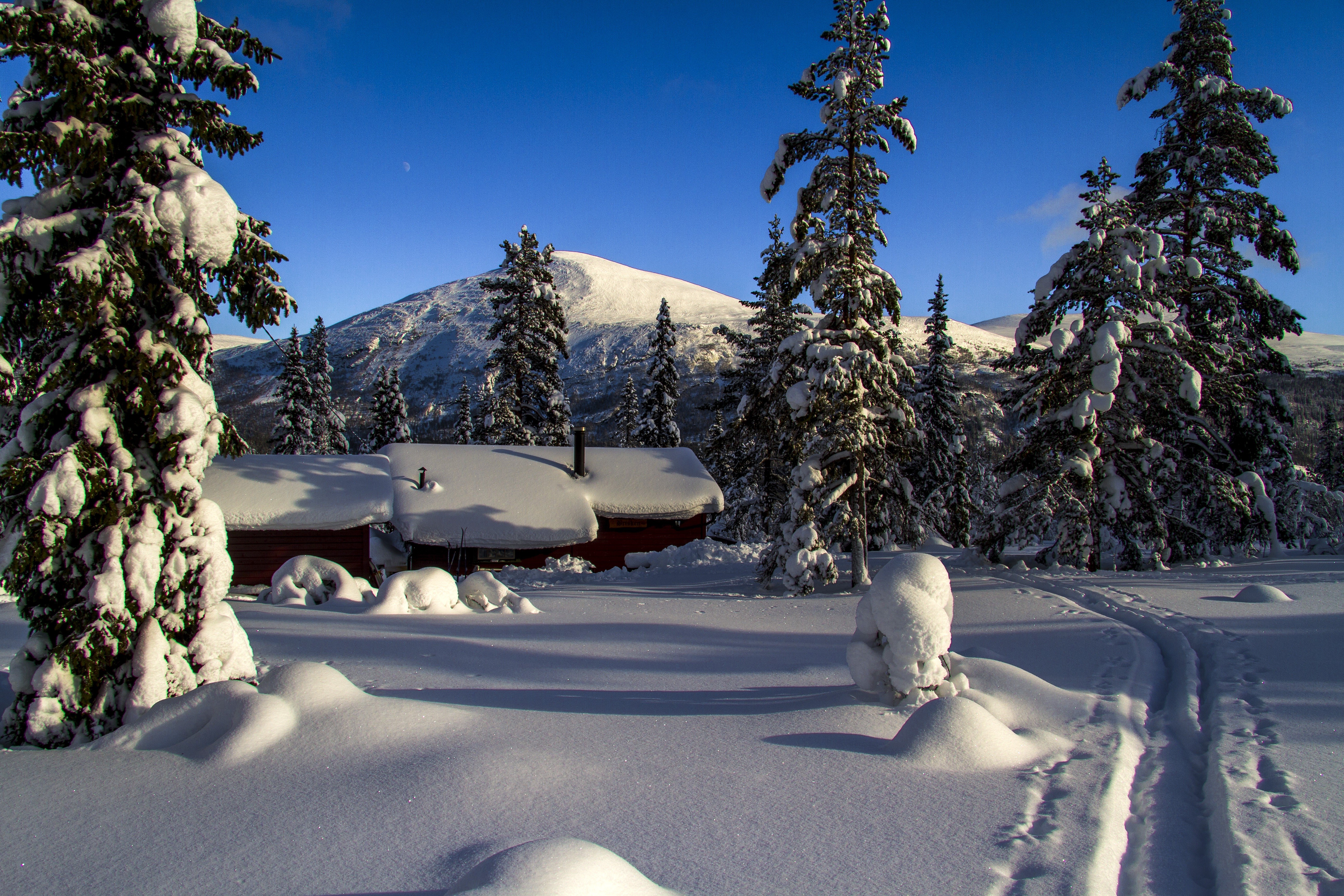Snowy cabin and mountain in Norway HD Wallpaper