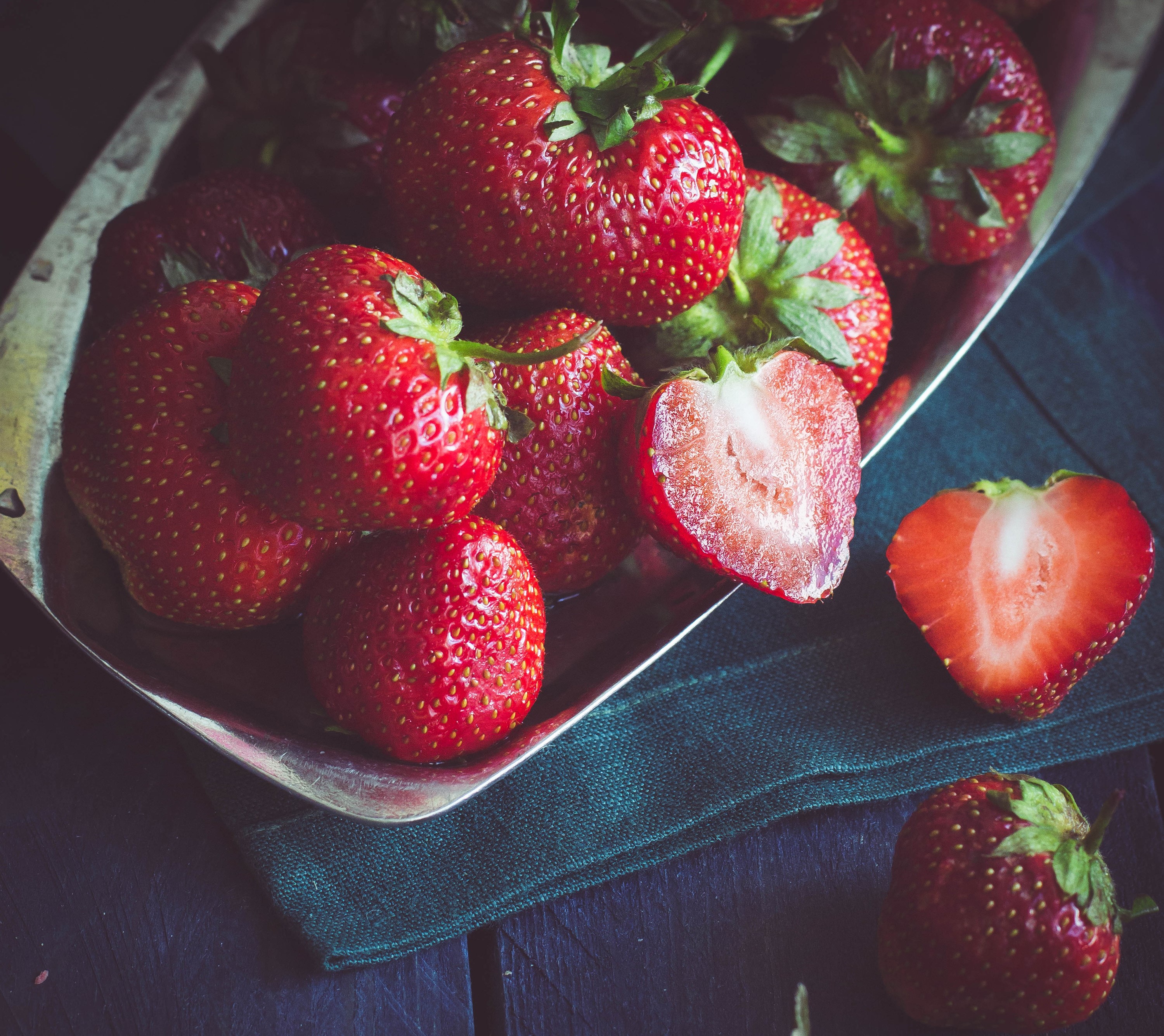 Close-up of fresh strawberries in a metal tray HD Wallpaper