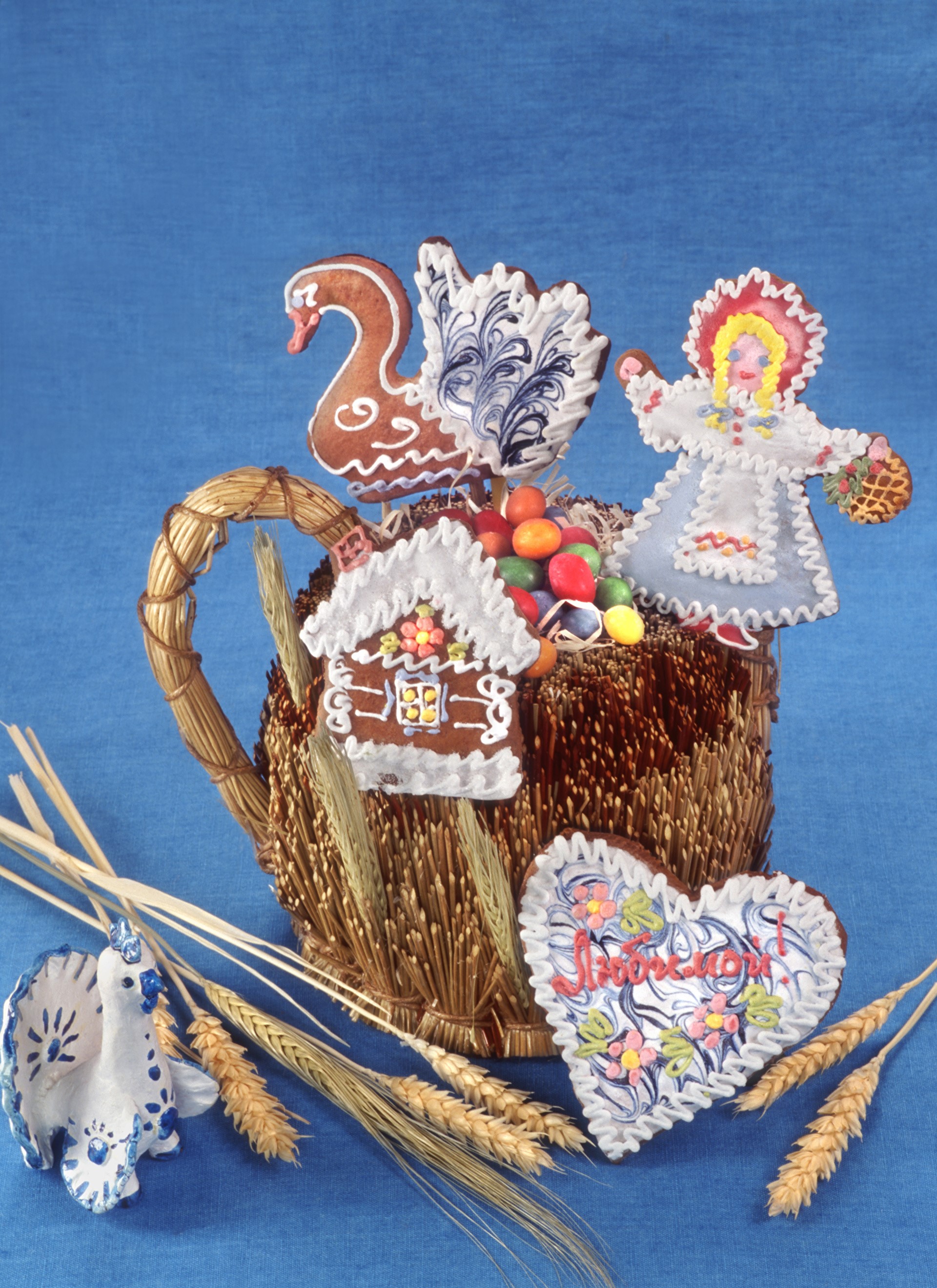 Gingerbread cookies in a wheat basket HD Phone Wallpaper