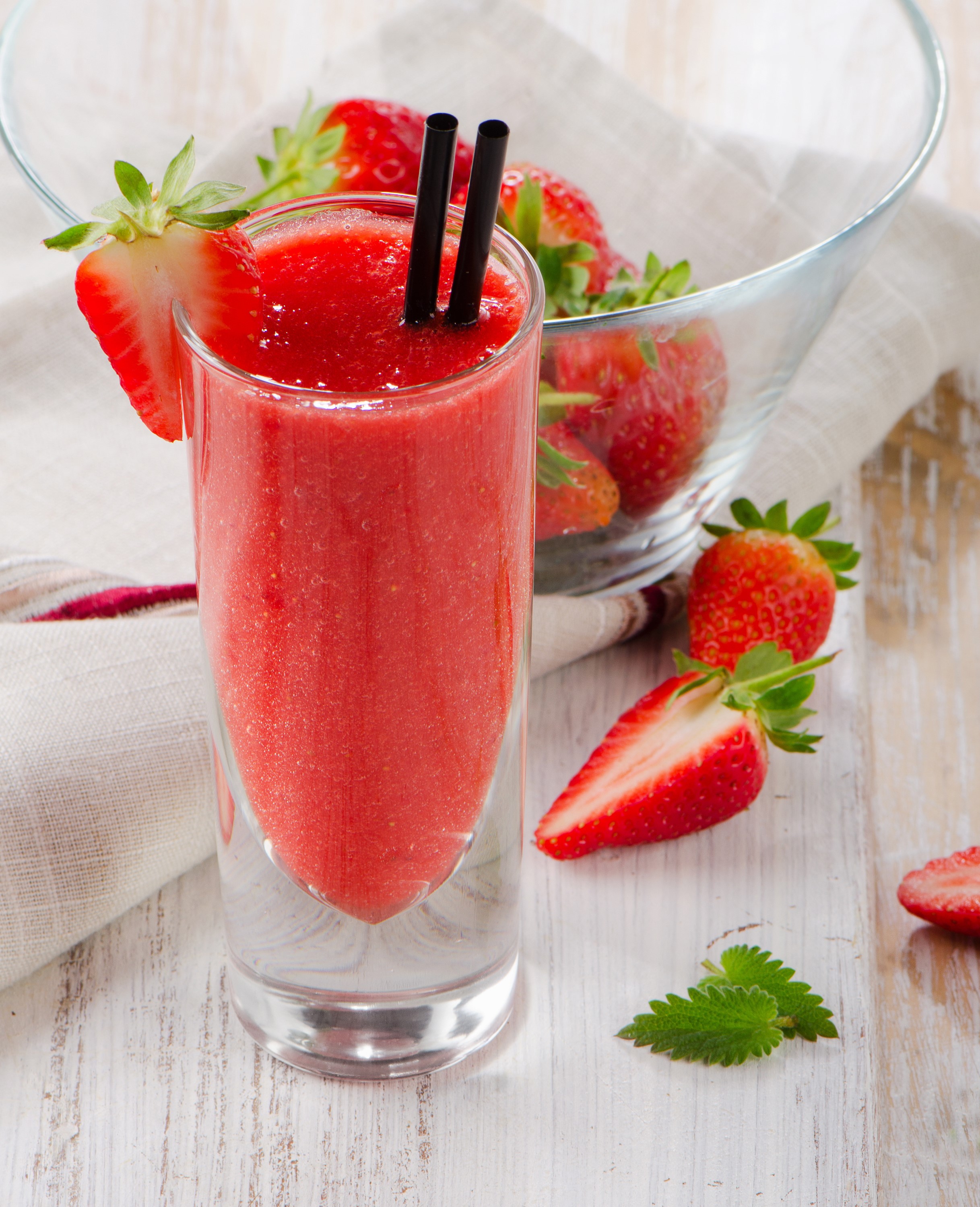 Strawberry smoothie in a highball glass with fresh strawberries HD Phone Wallpaper