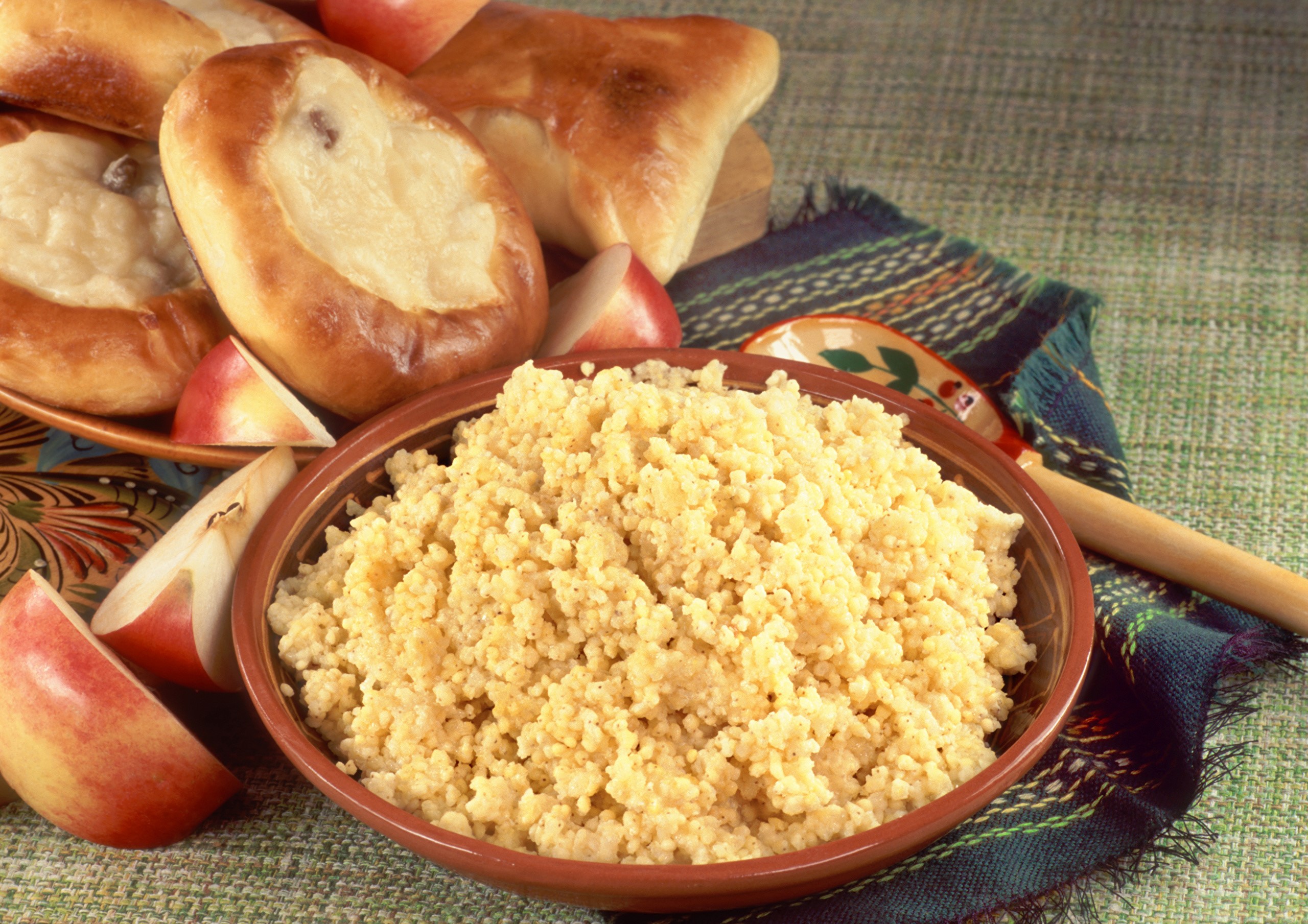 Millet porridge with baked goods and apples HD Wallpaper