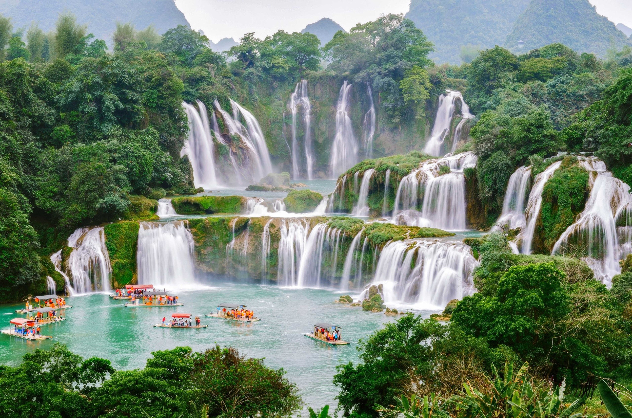 Detian Waterfalls with boats in China HD Wallpaper
