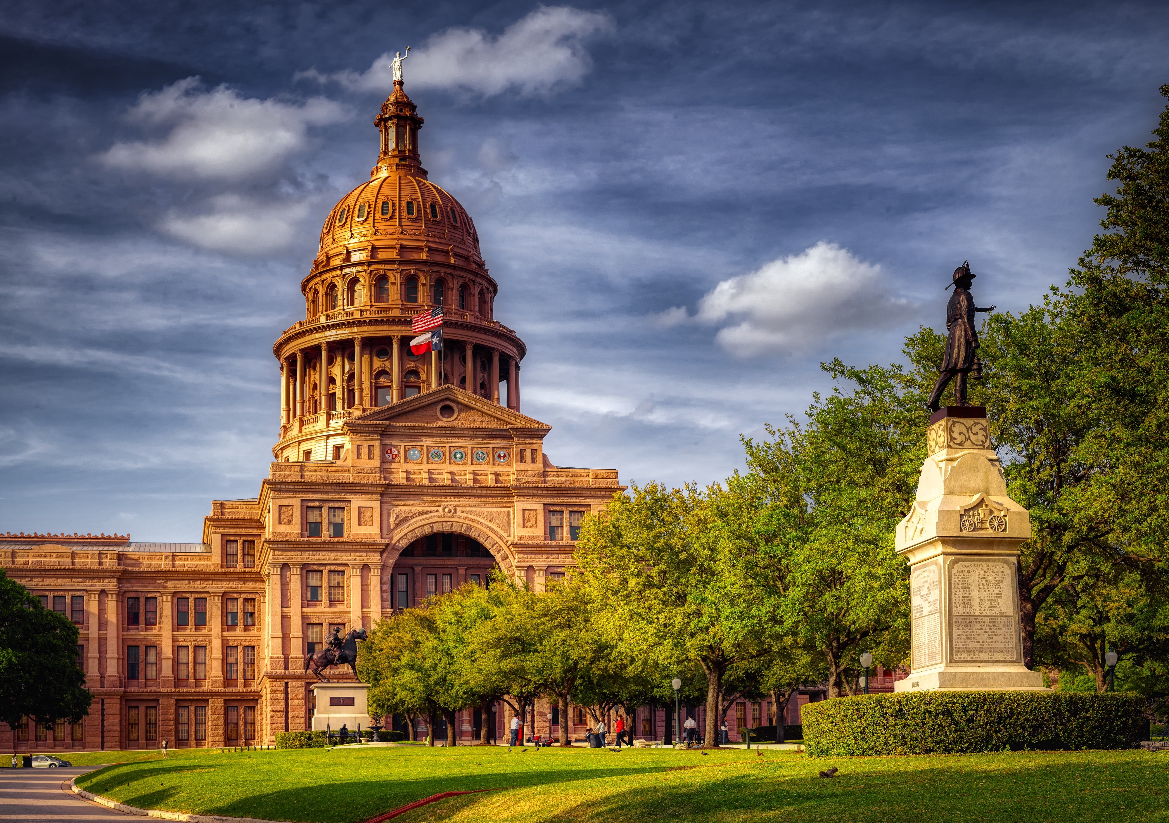 Texas Capitol Building and Monument in Austin, Texas HD Wallpaper