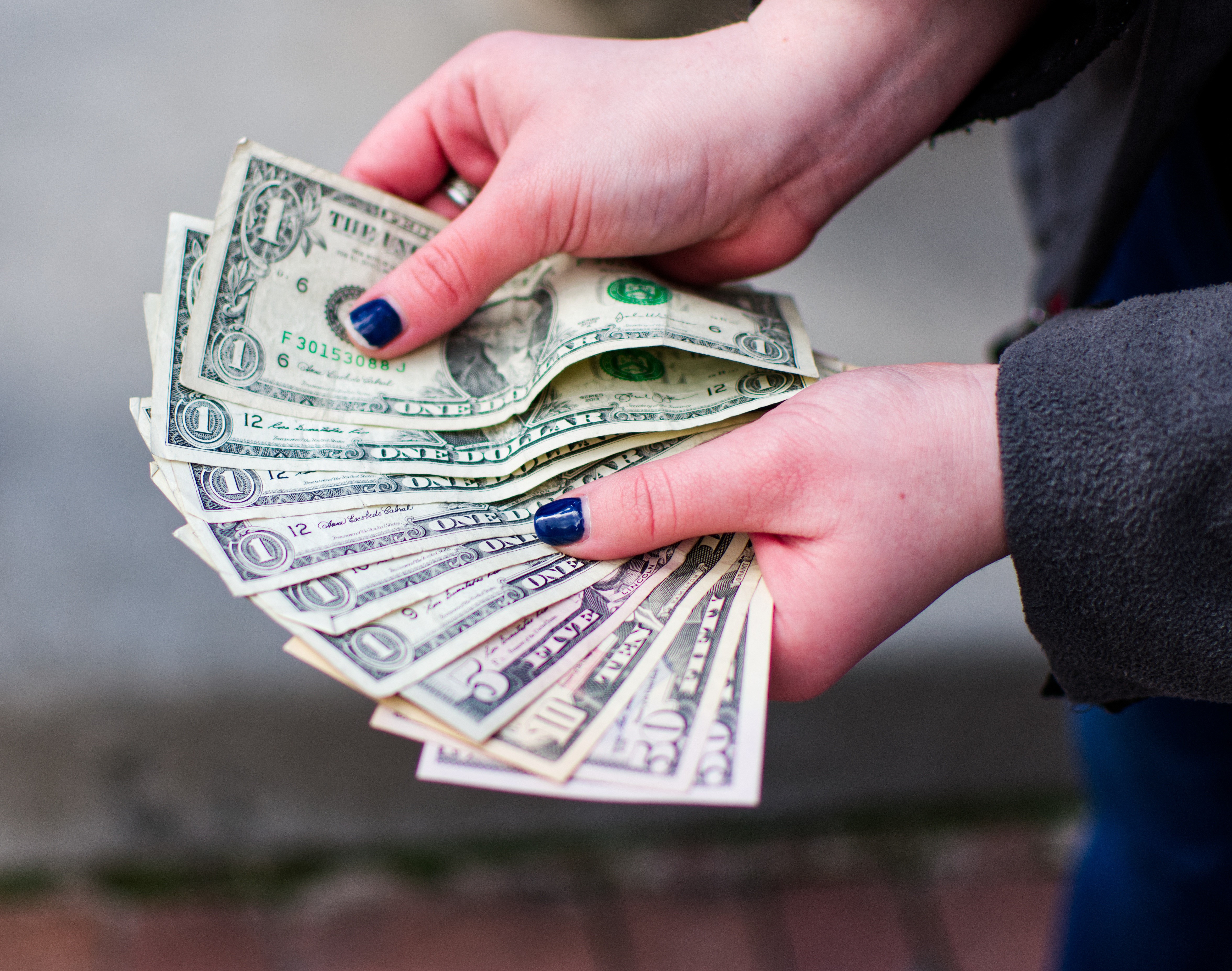 Hands holding US Dollar banknotes HD Wallpaper