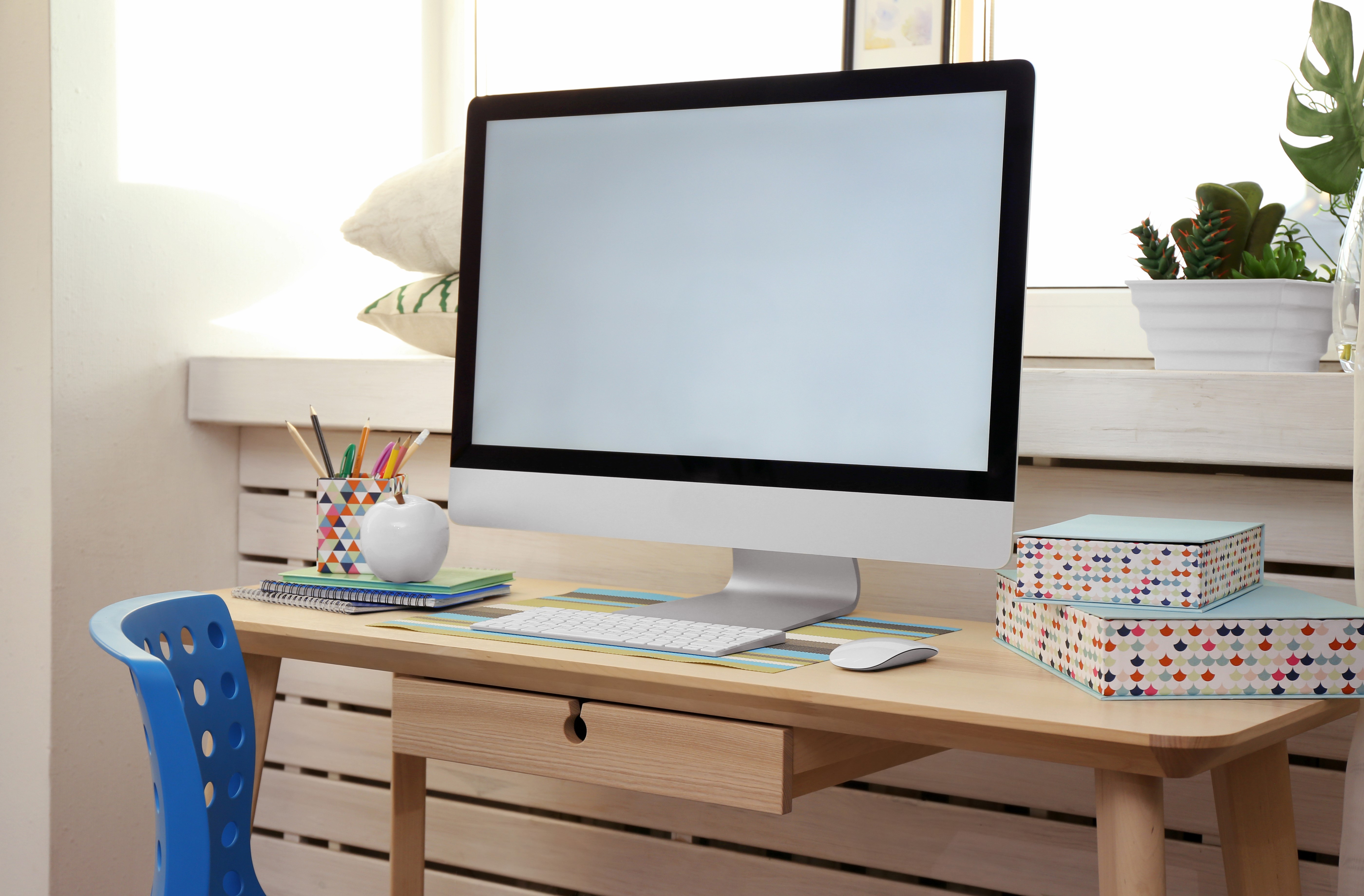 Computer monitor, keyboard, and mouse on a desk HD Wallpaper