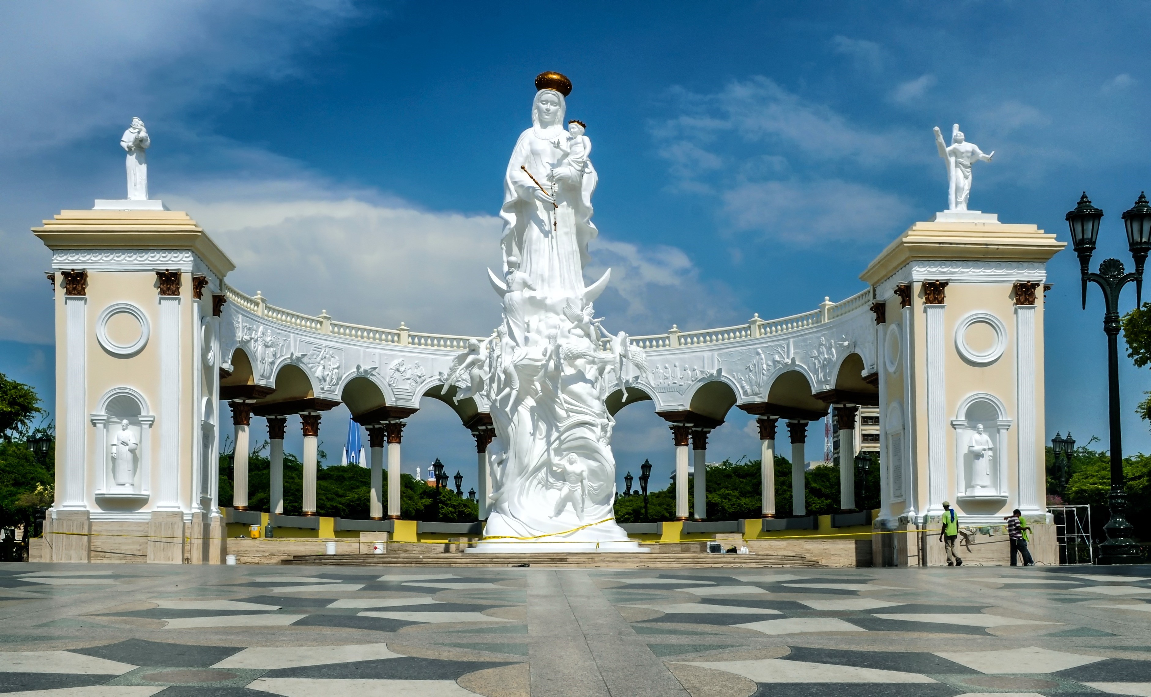 Monument of the Virgin Mary with angels in Maracaibo, Venezuela HD Wallpaper