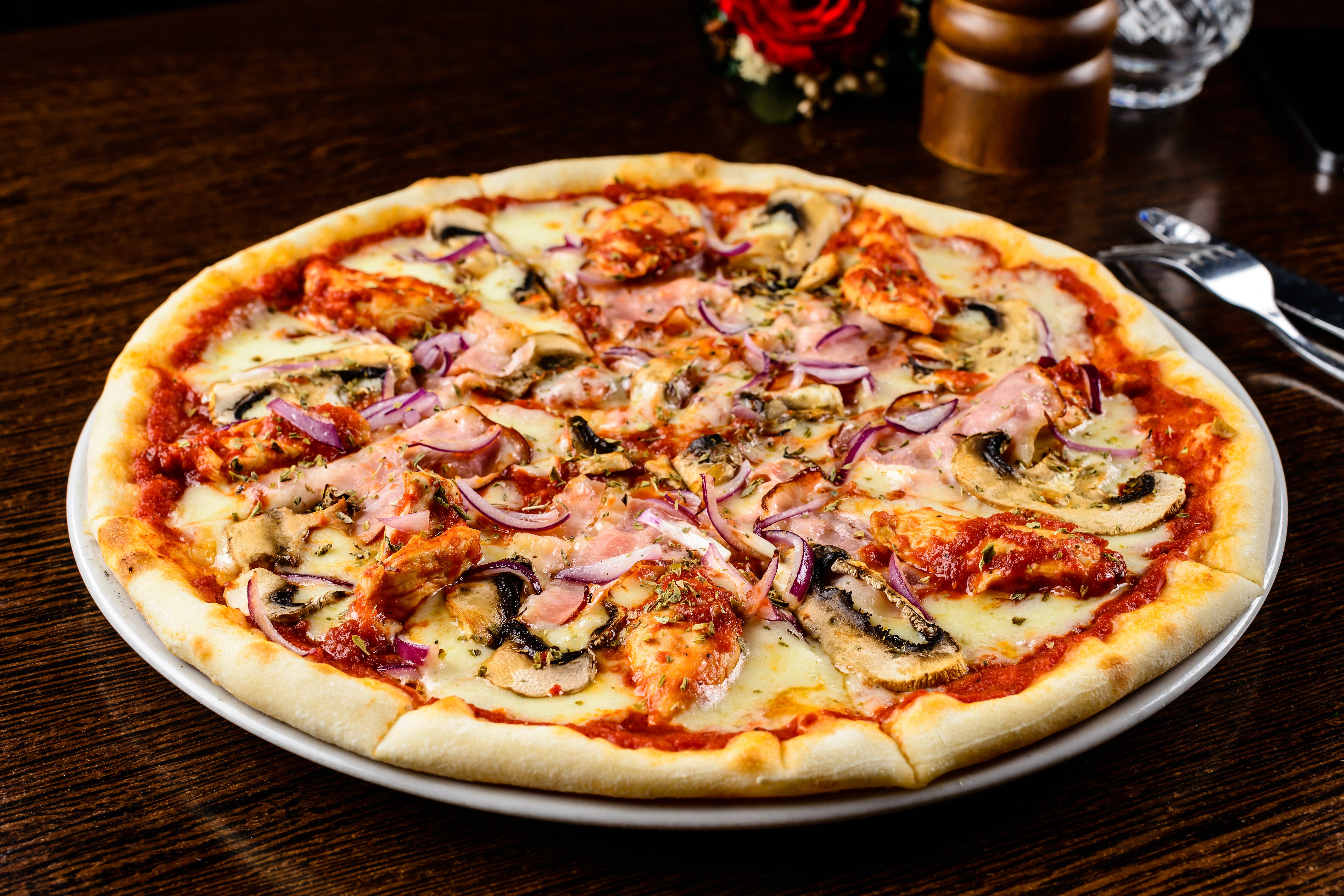Pizza with ham, mushrooms, and red onions HD Wallpaper