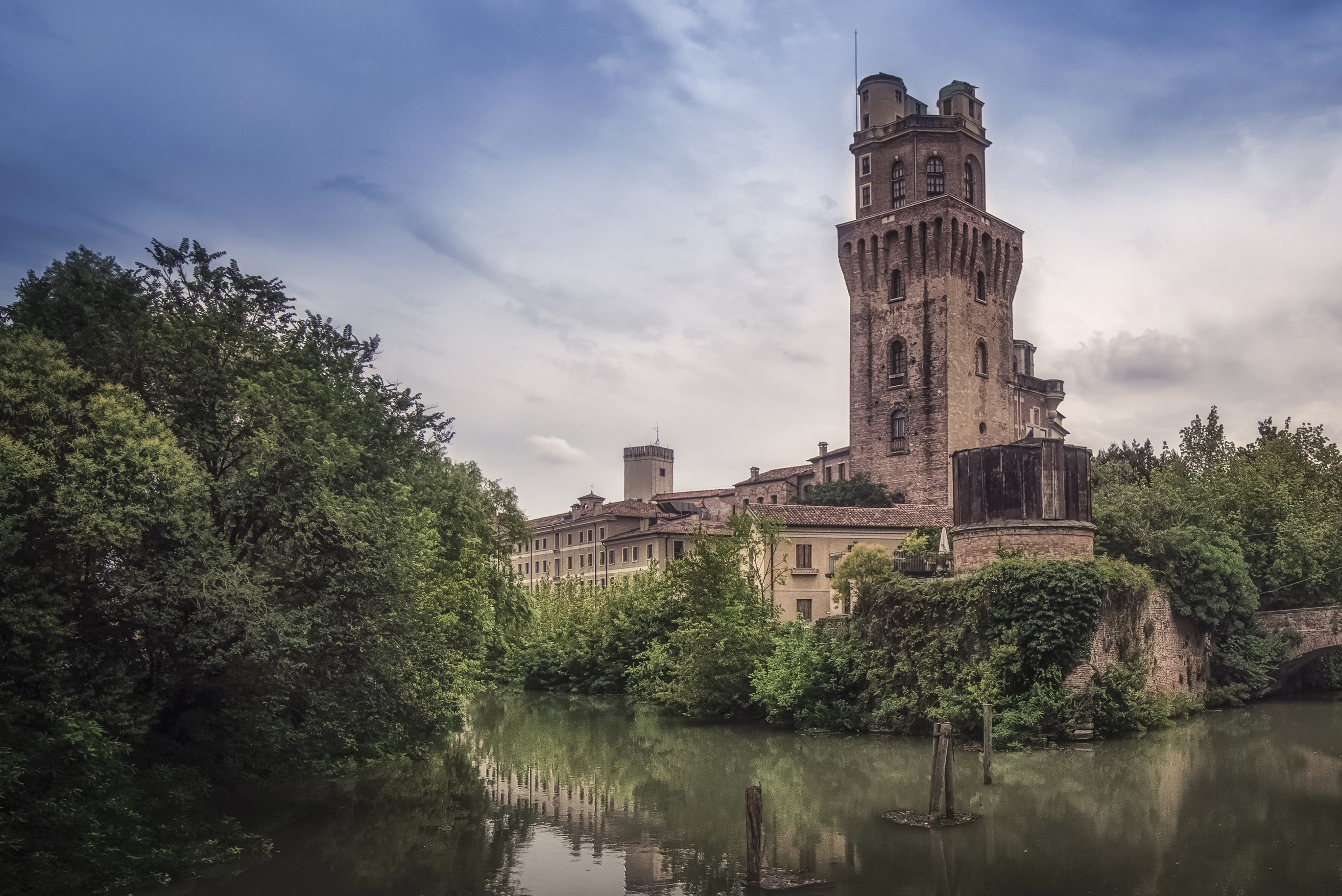 Castle tower by a river in Italy HD Wallpaper