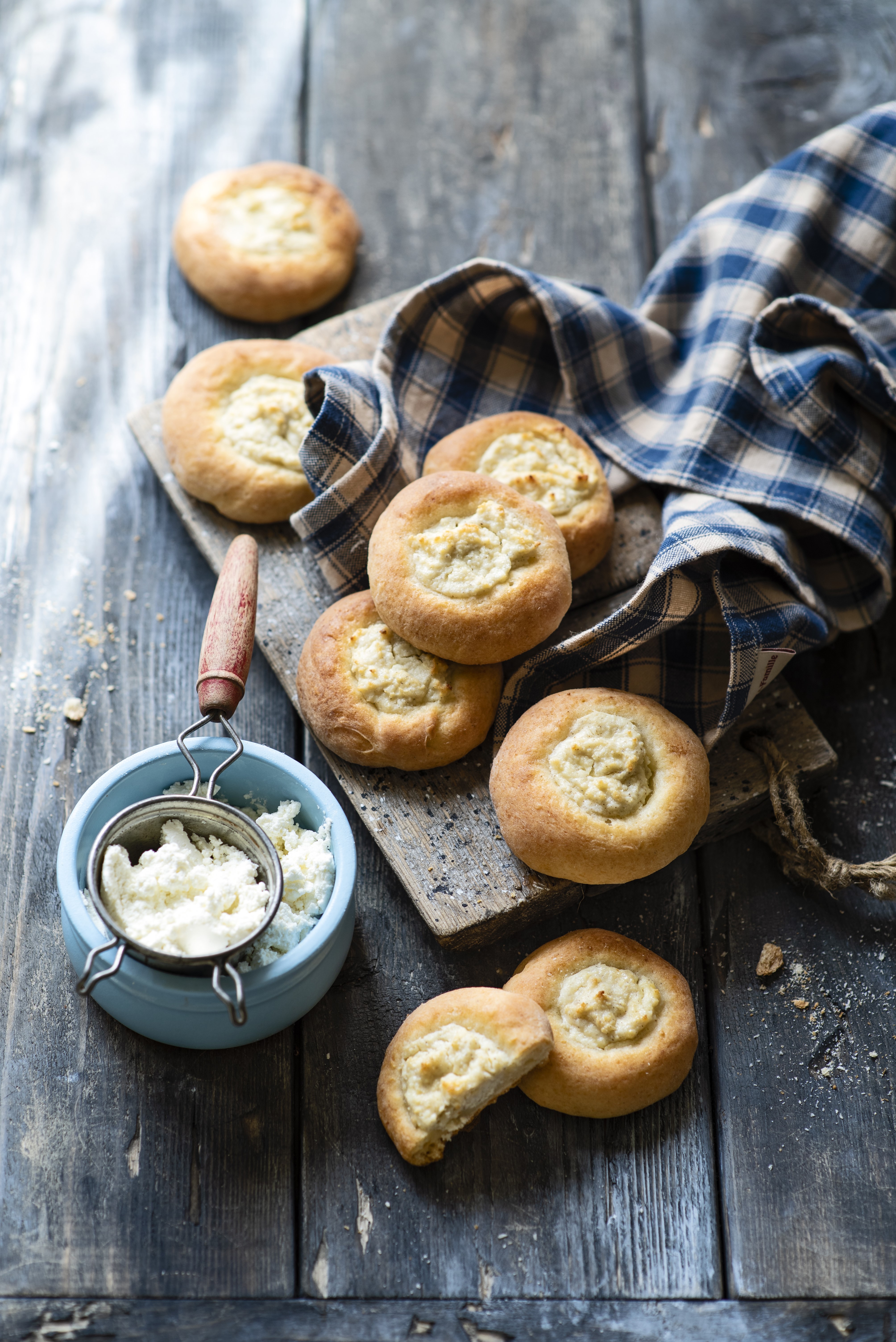 Buns with Quark Curd on Wooden Planks HD Phone Wallpaper