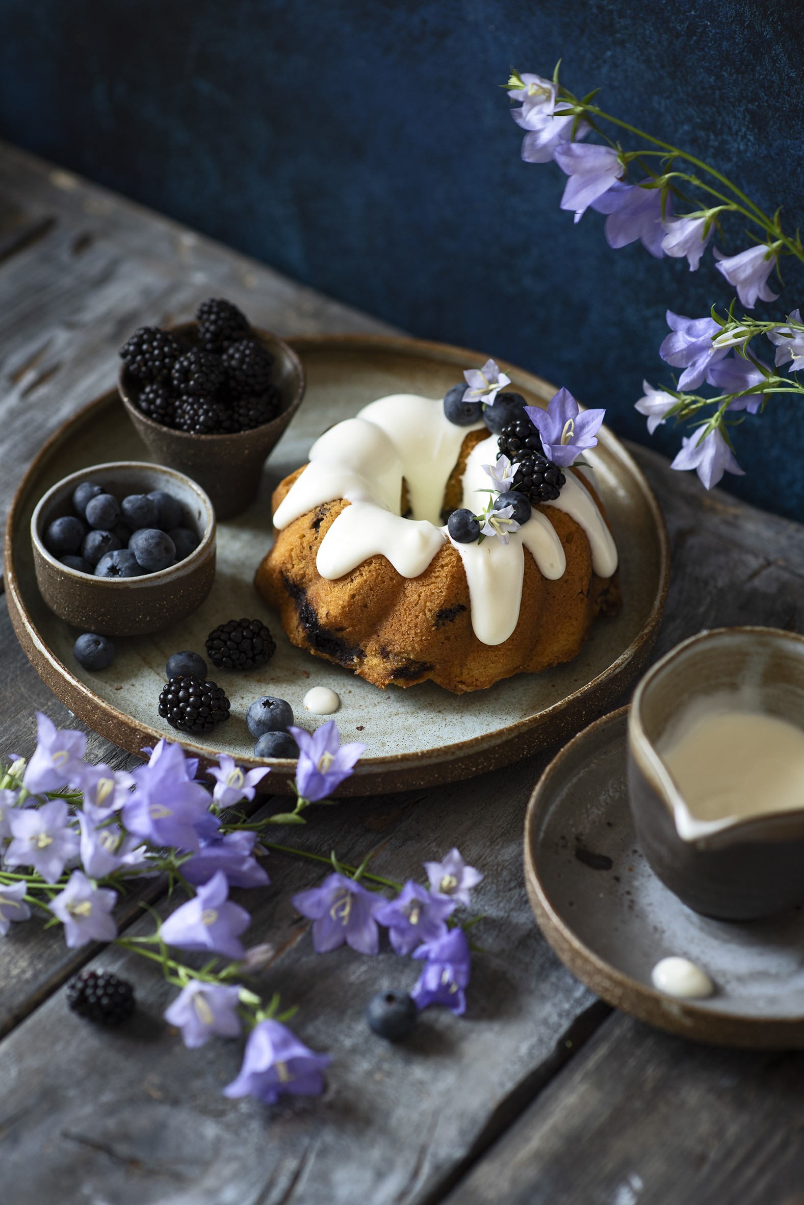 Bundt cake with blueberries and blackberries, decorated with flowers HD Phone Wallpaper