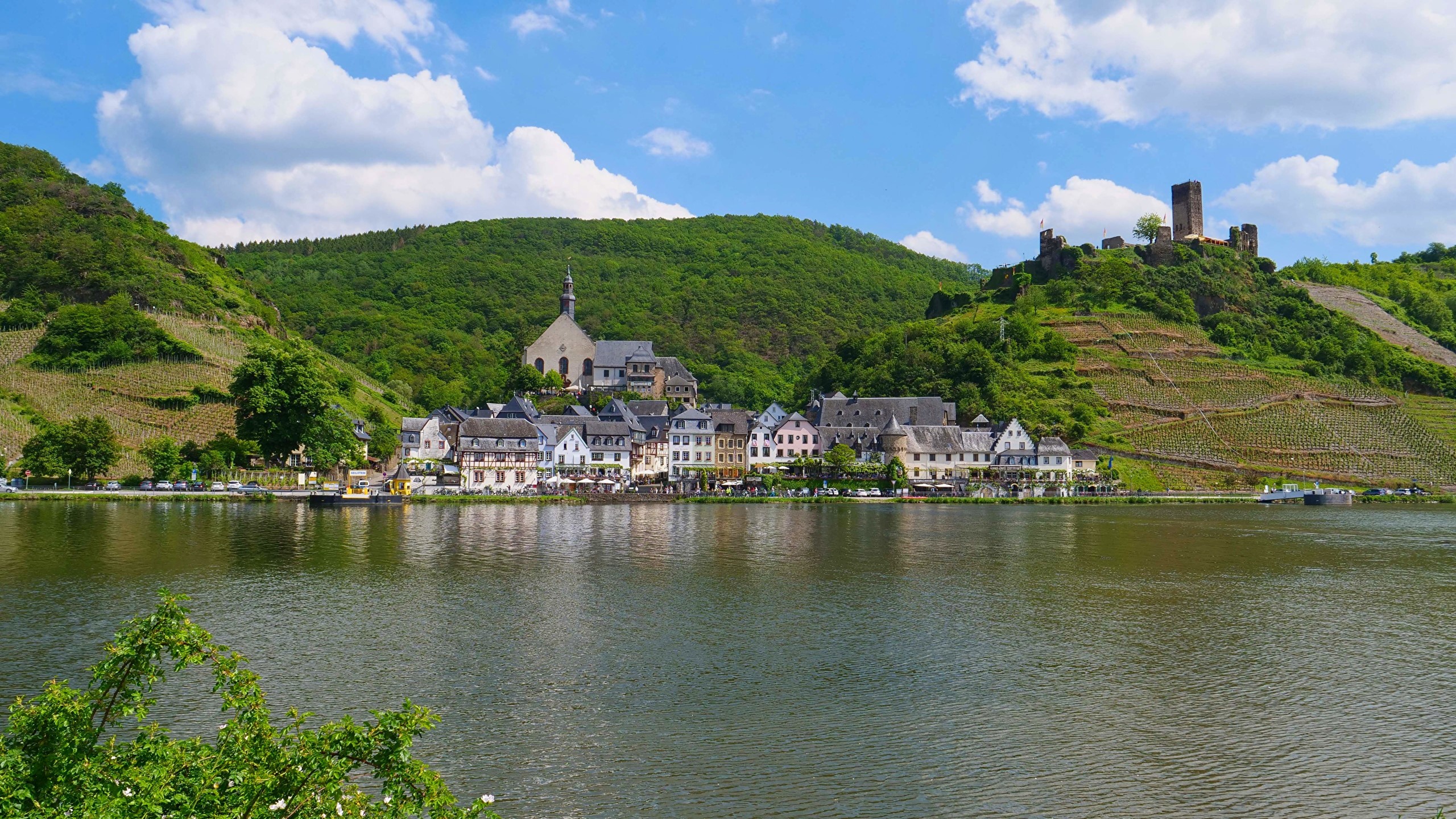 Beilstein village and castle on Moselle river, Germany HD Wallpaper