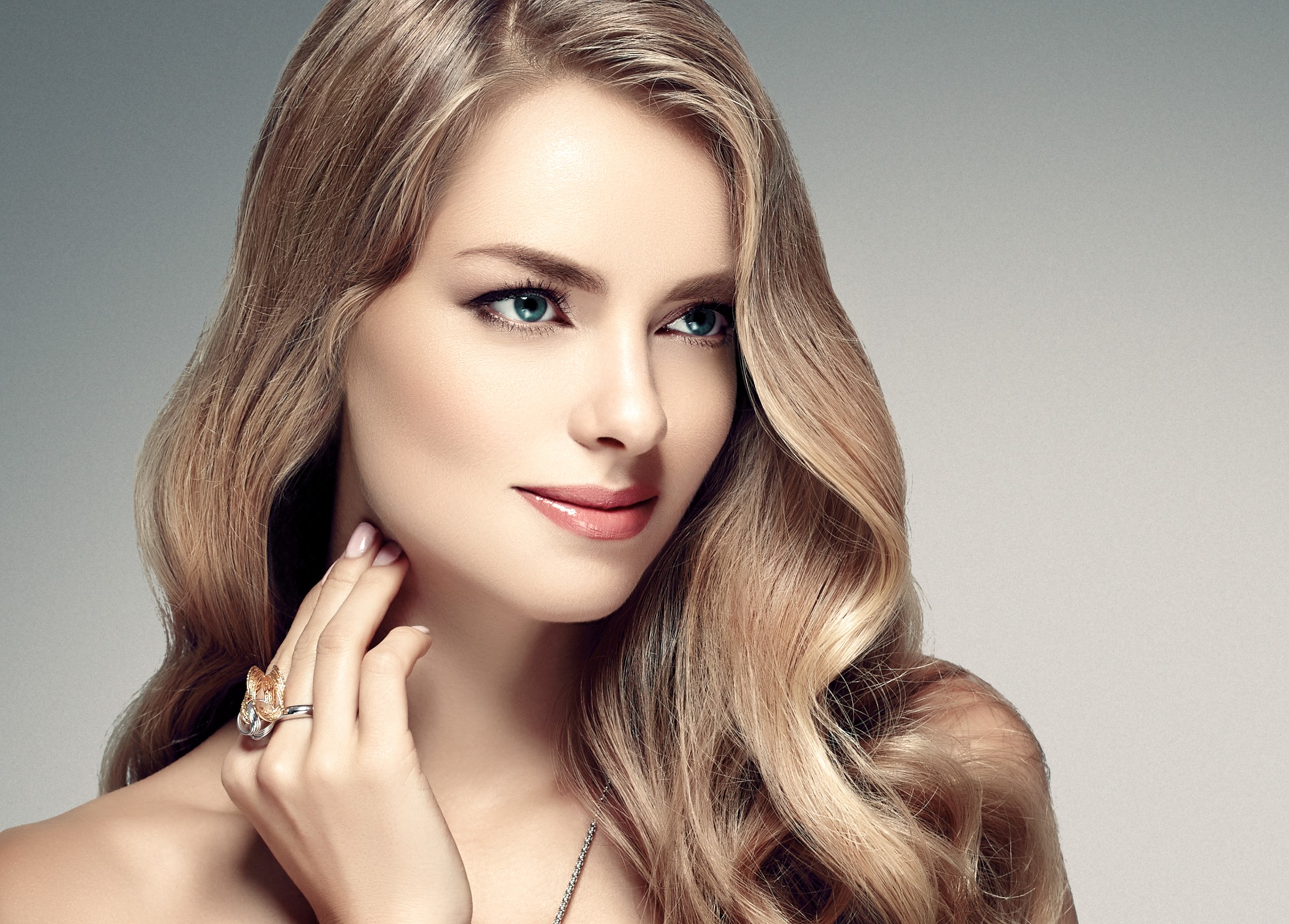 Woman with dark blonde wavy hair and blue eyes HD Wallpaper