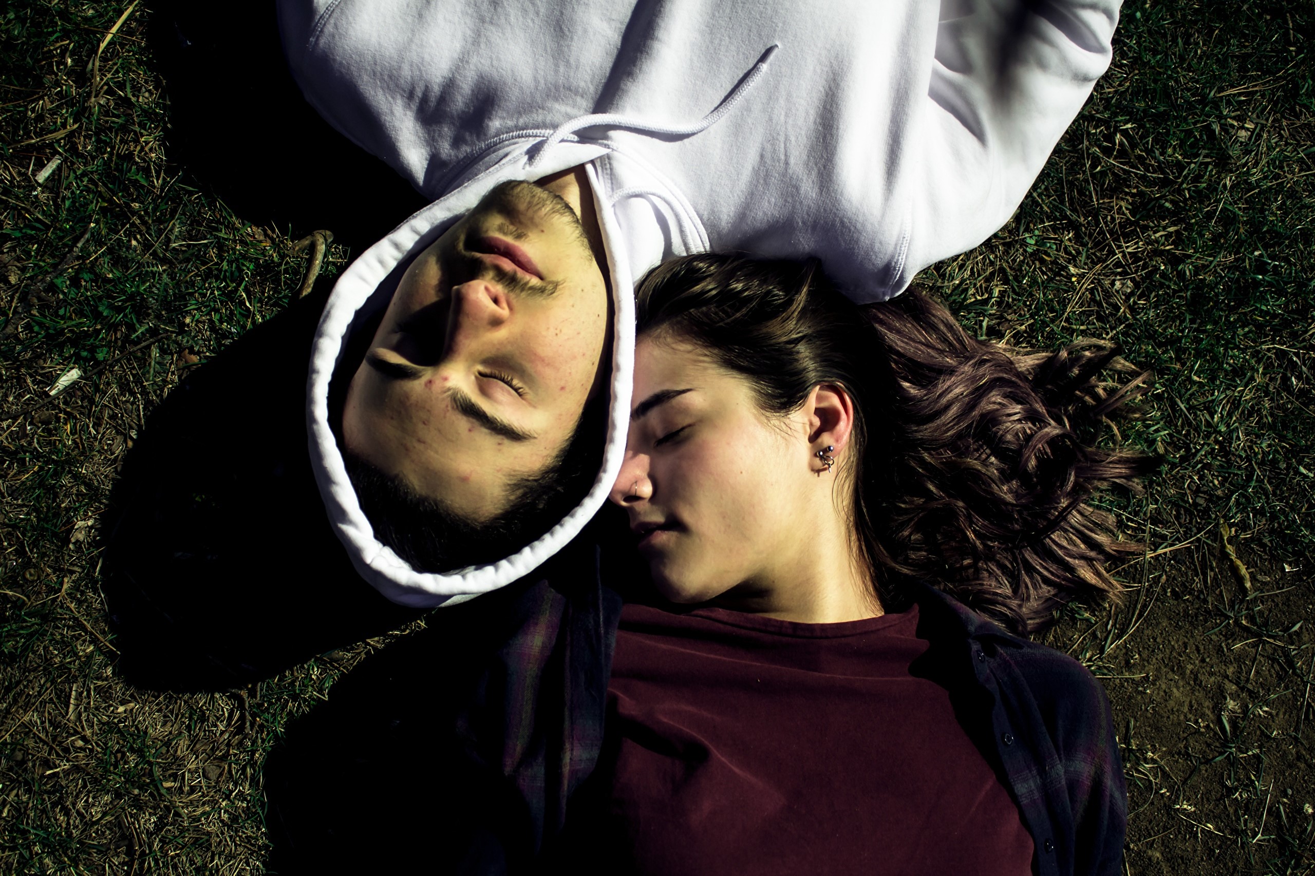 Couple lying down on grass HD Wallpaper