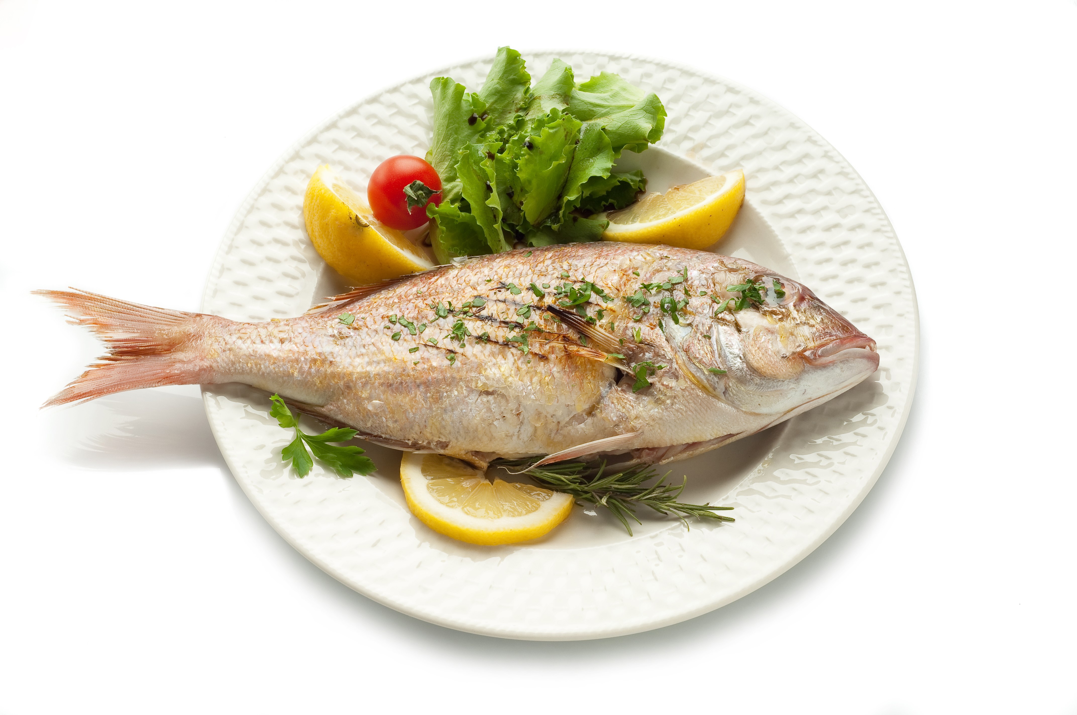 Whole cooked fish with lemon and lettuce on a plate HD Wallpaper
