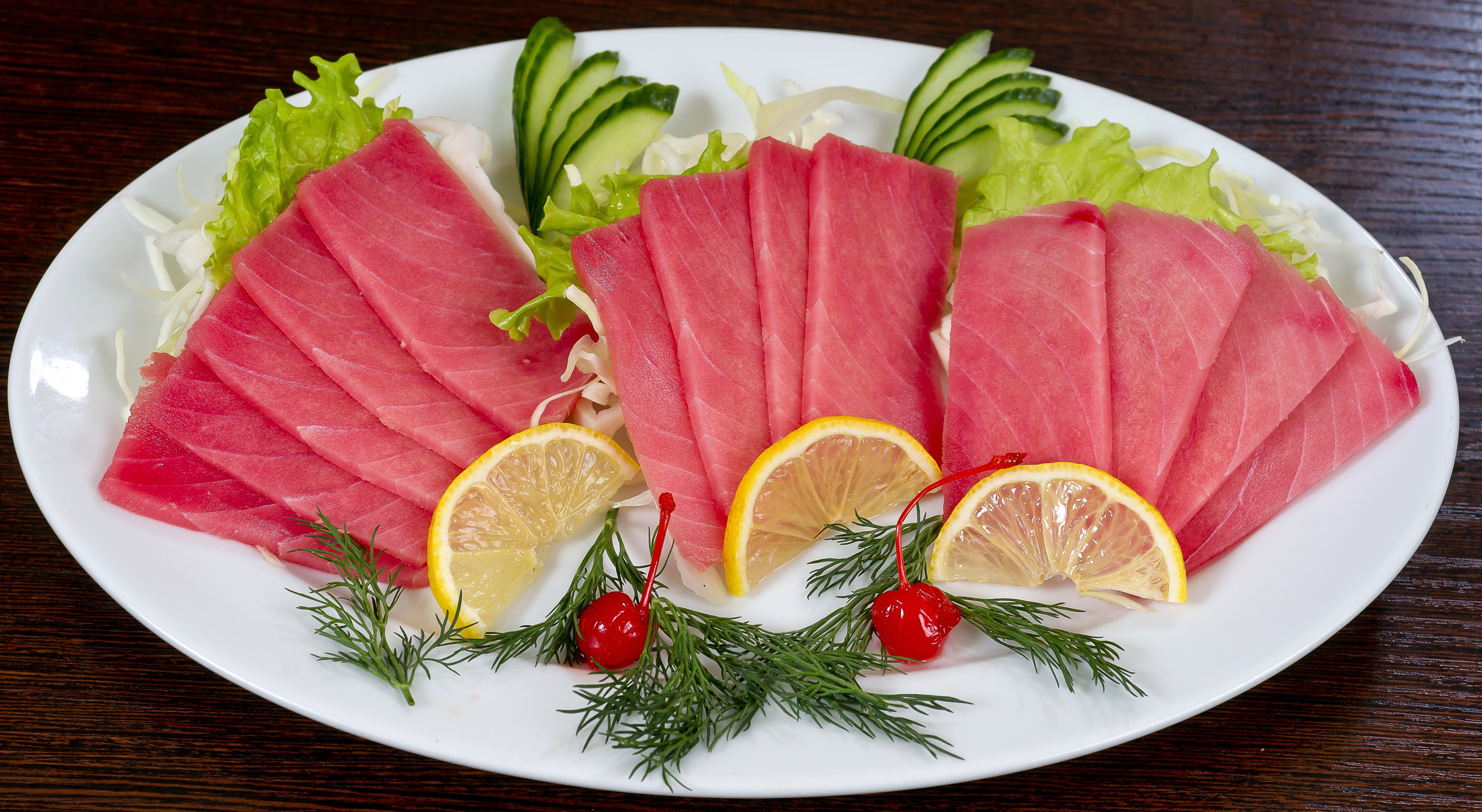 Tuna Sashimi Platter with Lemon and Dill HD Wallpaper