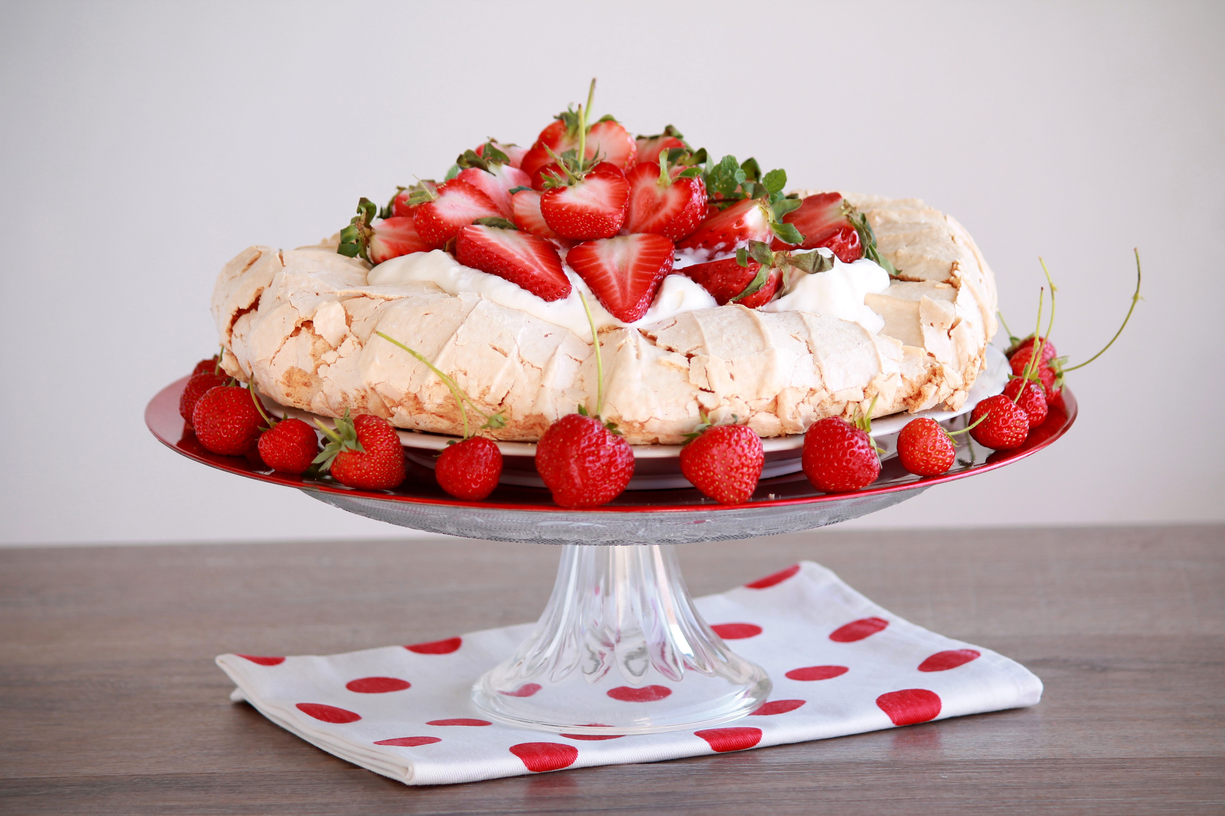 Strawberry Pavlova Cake with Cream HD Wallpaper