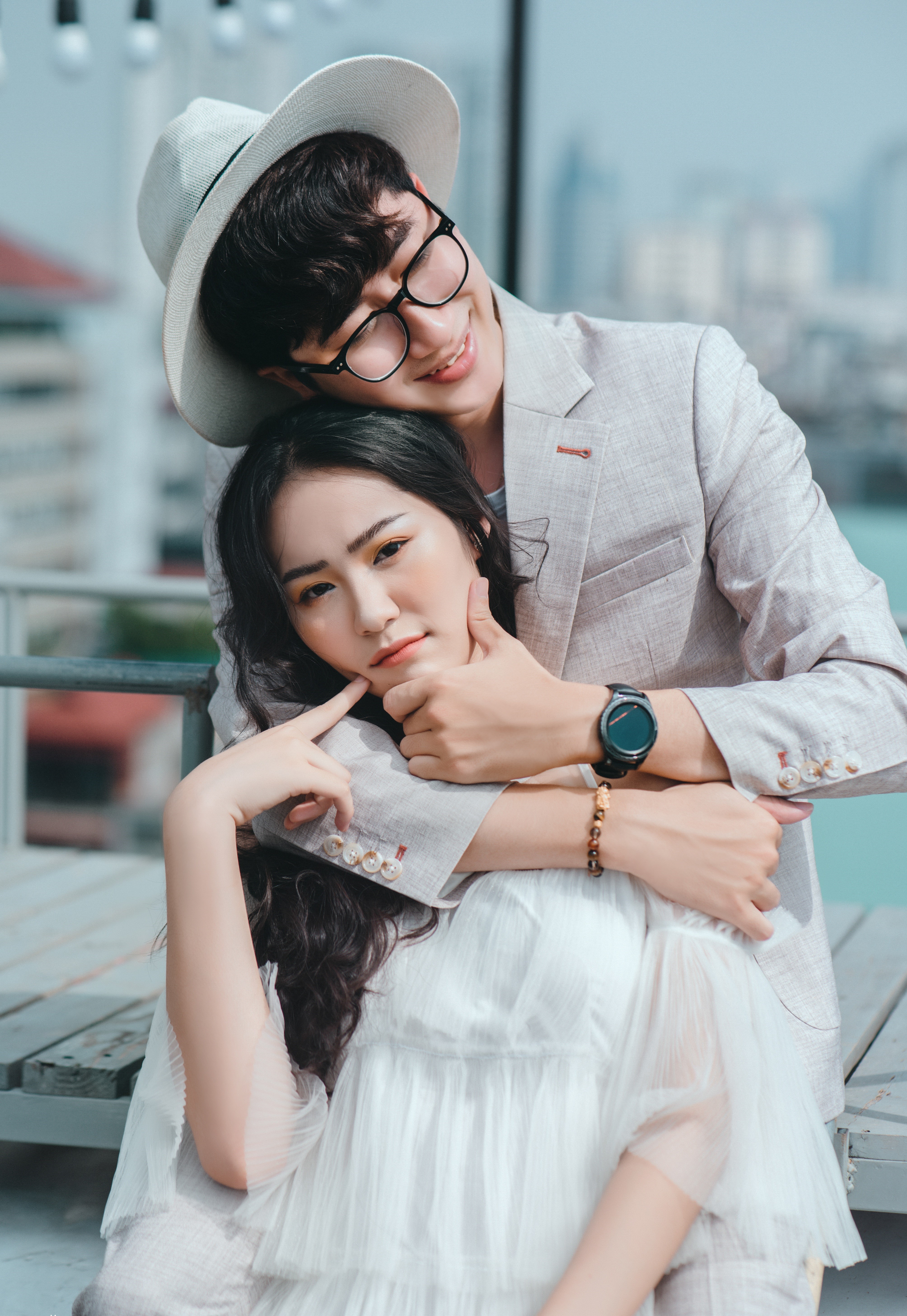 Couple in love, man with hat and glasses hugging woman HD Phone Wallpaper
