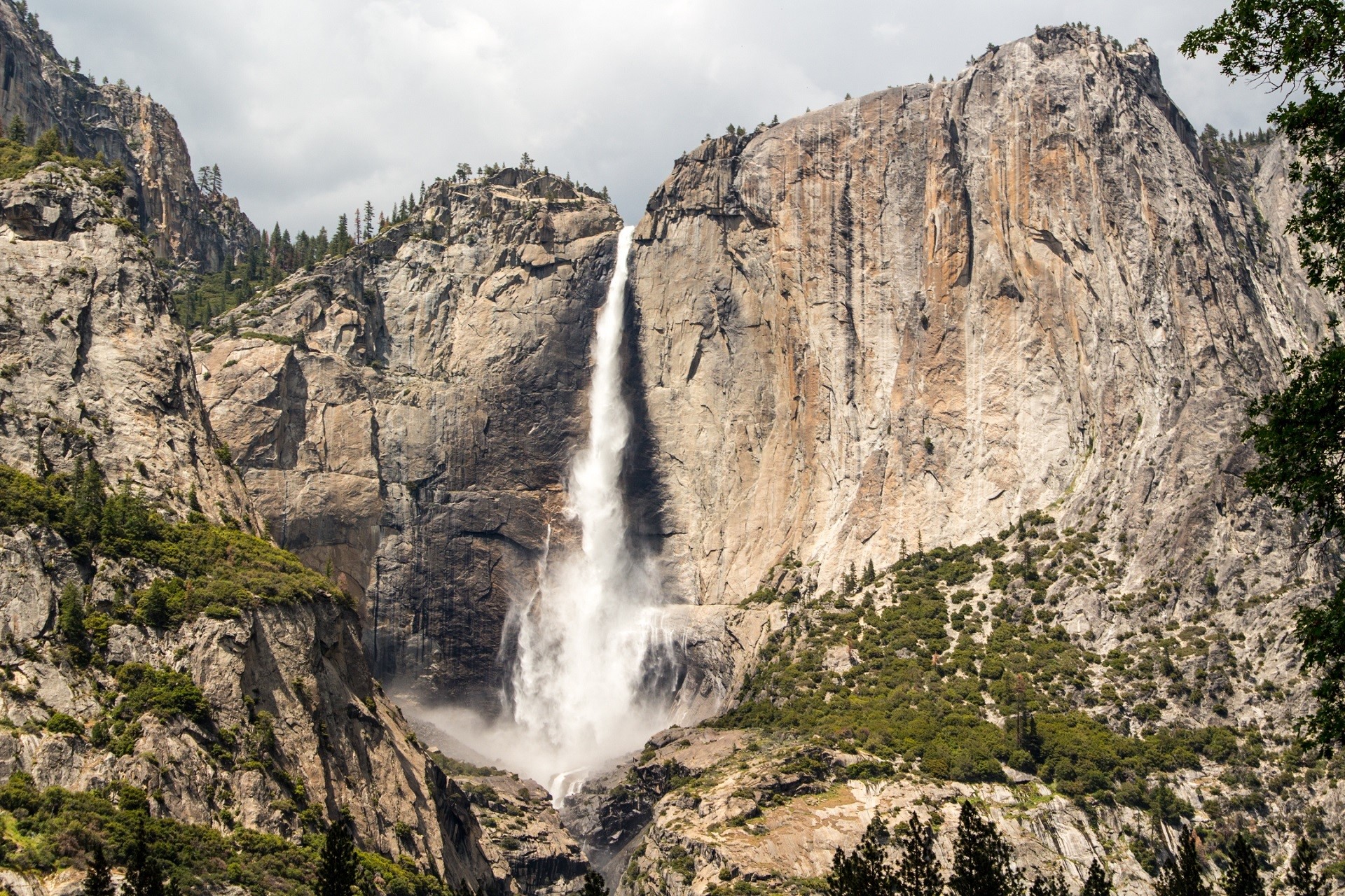 Yosemite Falls in Yosemite National Park, California HD Wallpaper