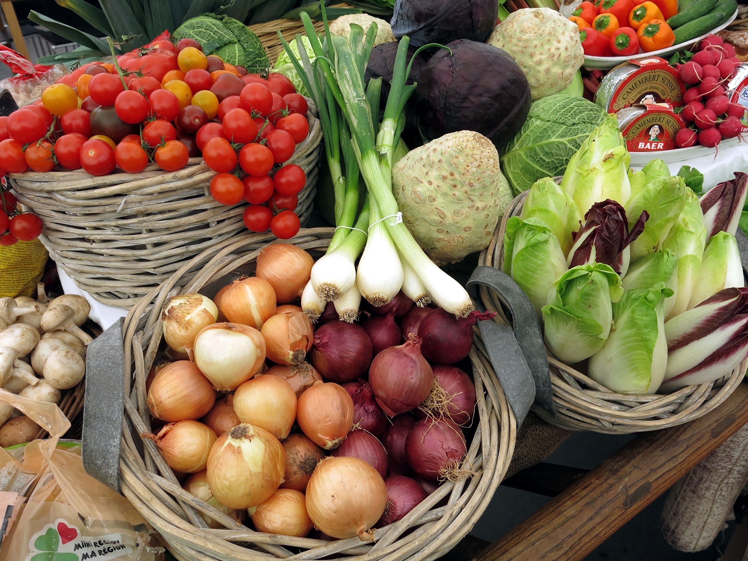 Vegetables in wicker baskets: tomatoes, onions, mushrooms, scallions, lettuce HD Wallpaper