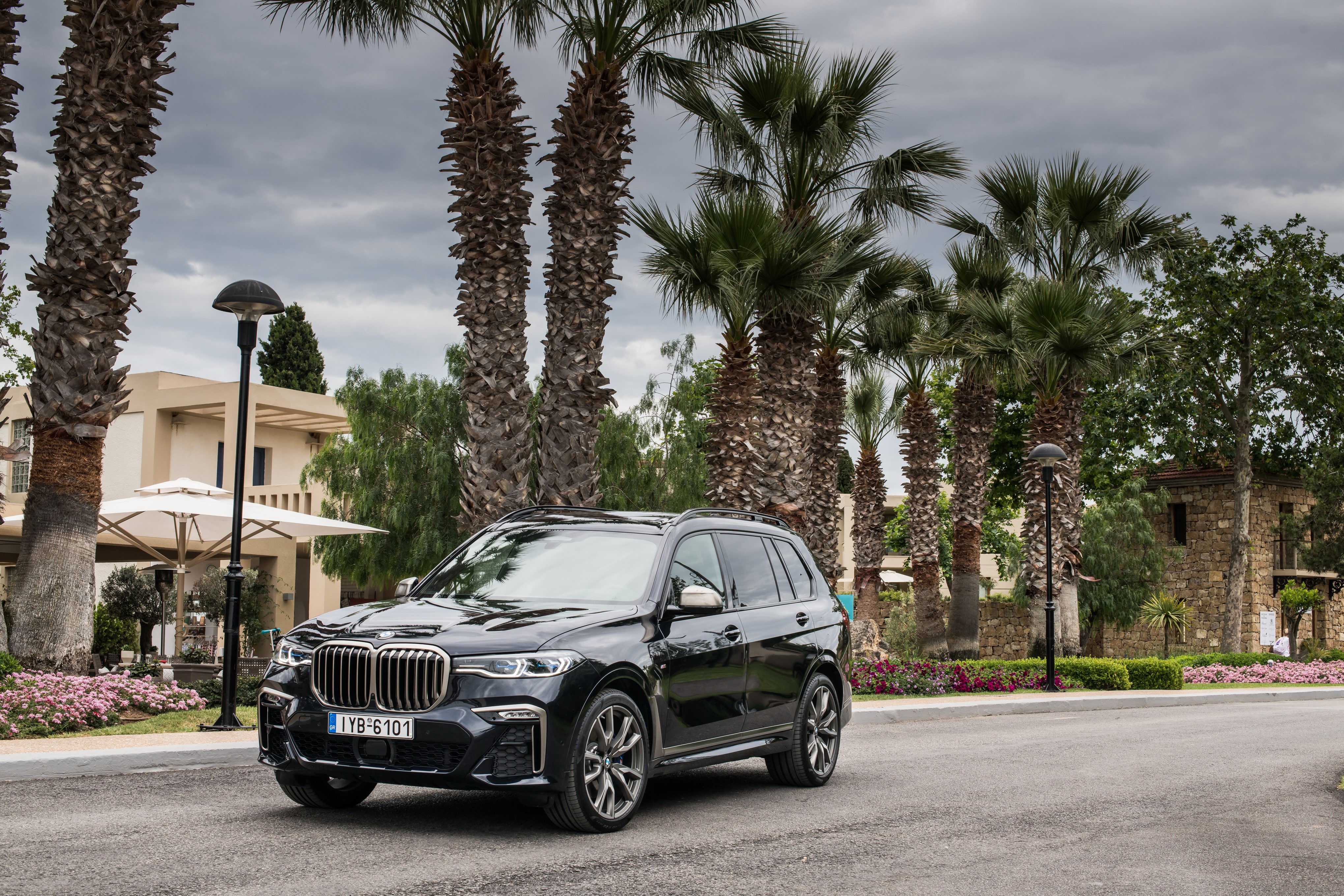 Black 2019 BMW X7 M50d Crossover HD Wallpaper