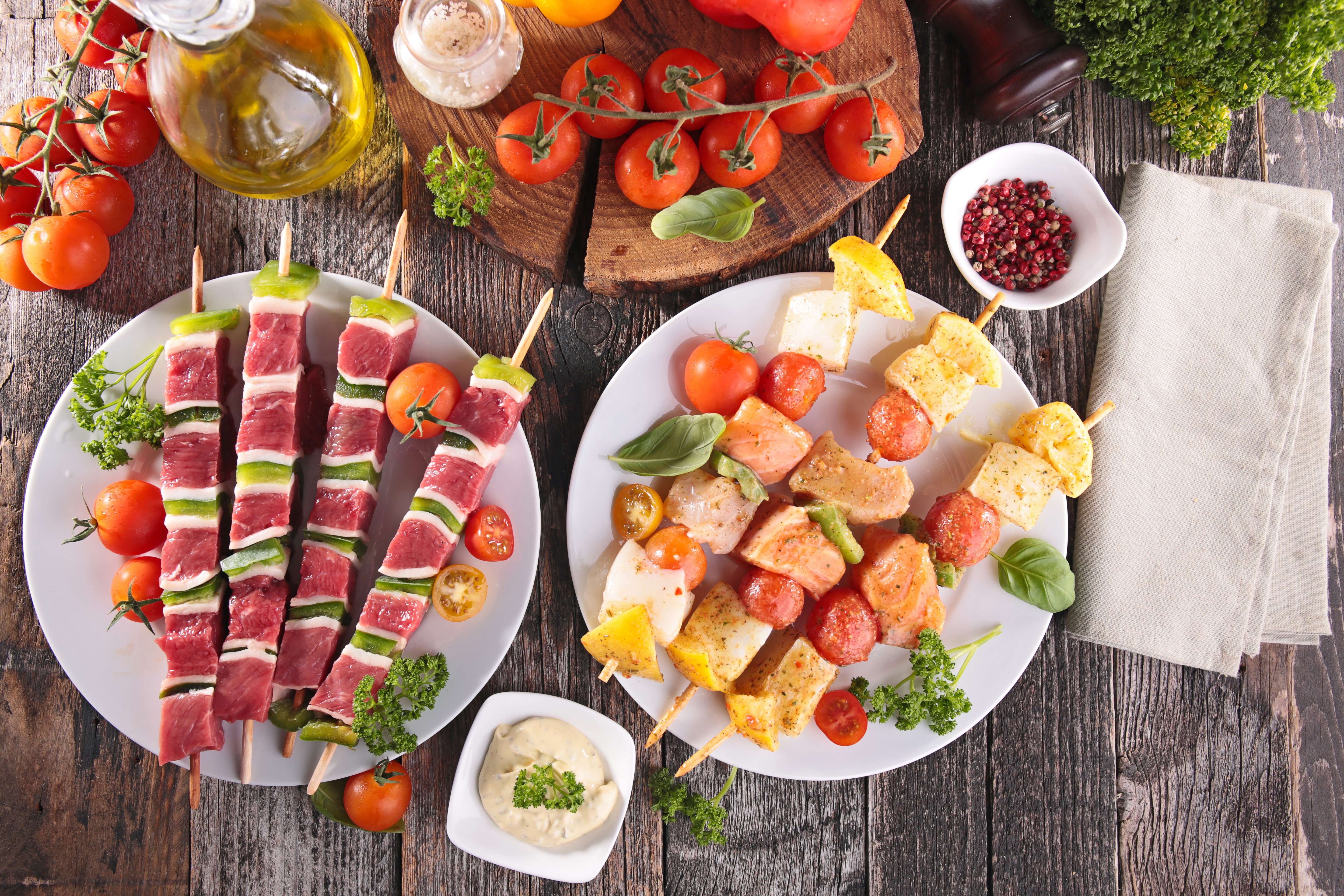 Shashlik with vegetables and tomatoes on wooden planks HD Wallpaper