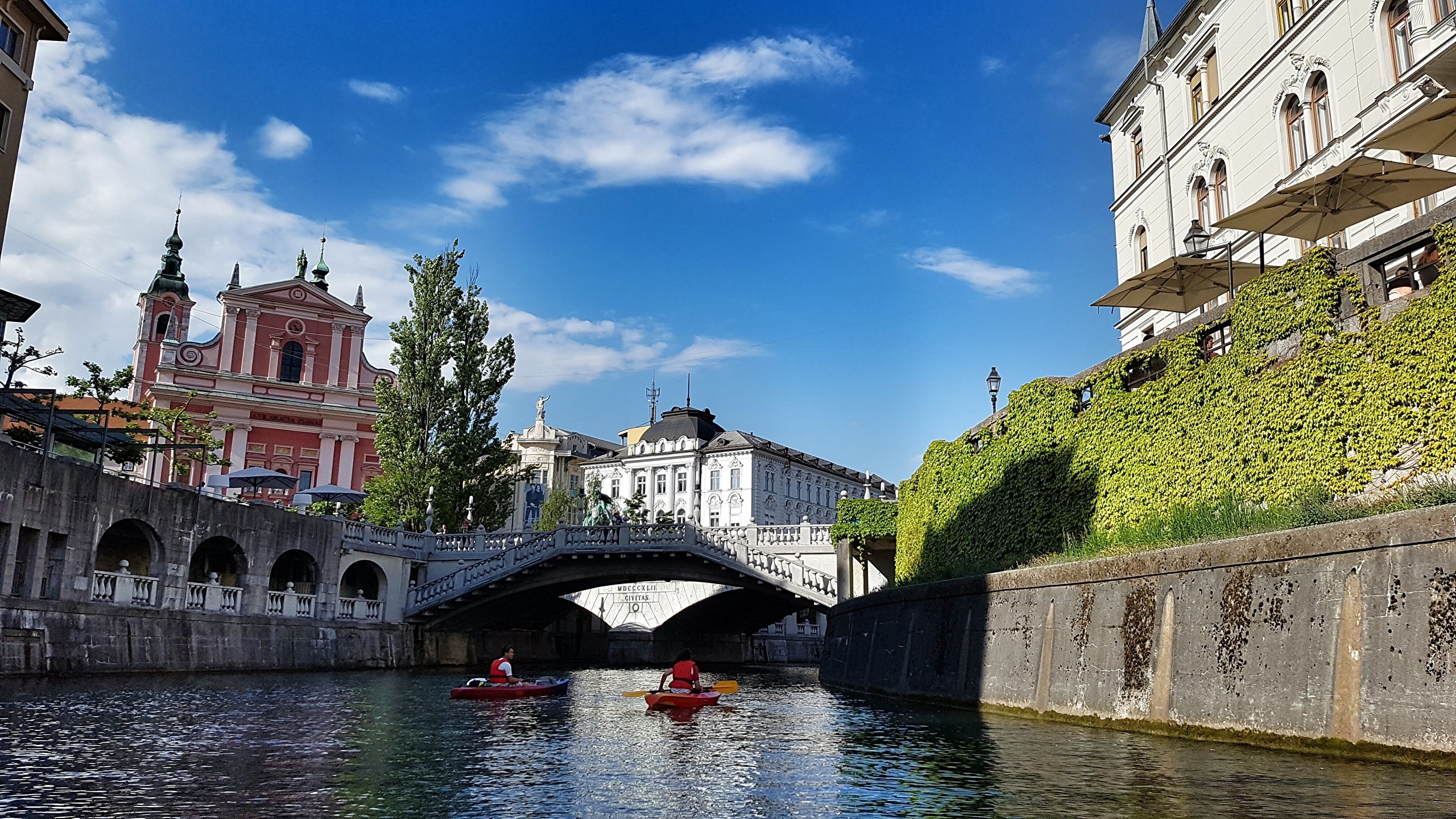 Kayakers on Ljubljanica River near Triple Bridge, Ljubljana, Slovenia HD Wallpaper