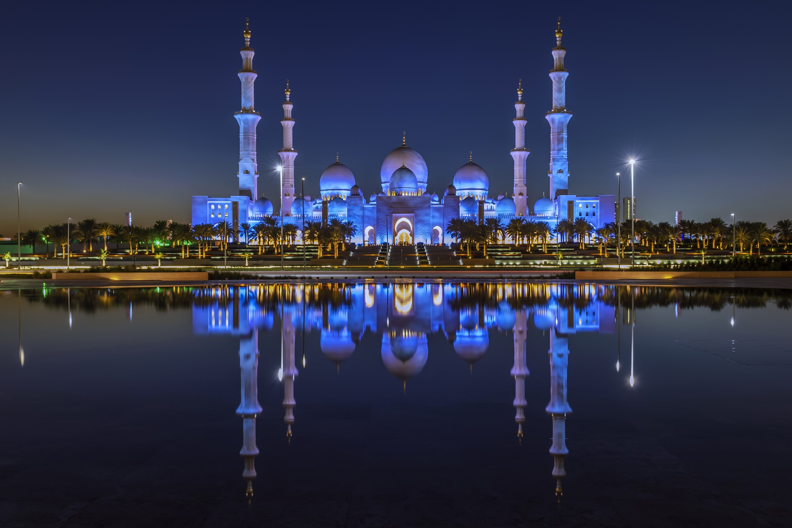 Sheikh Zayed Grand Mosque at night with reflection HD Wallpaper