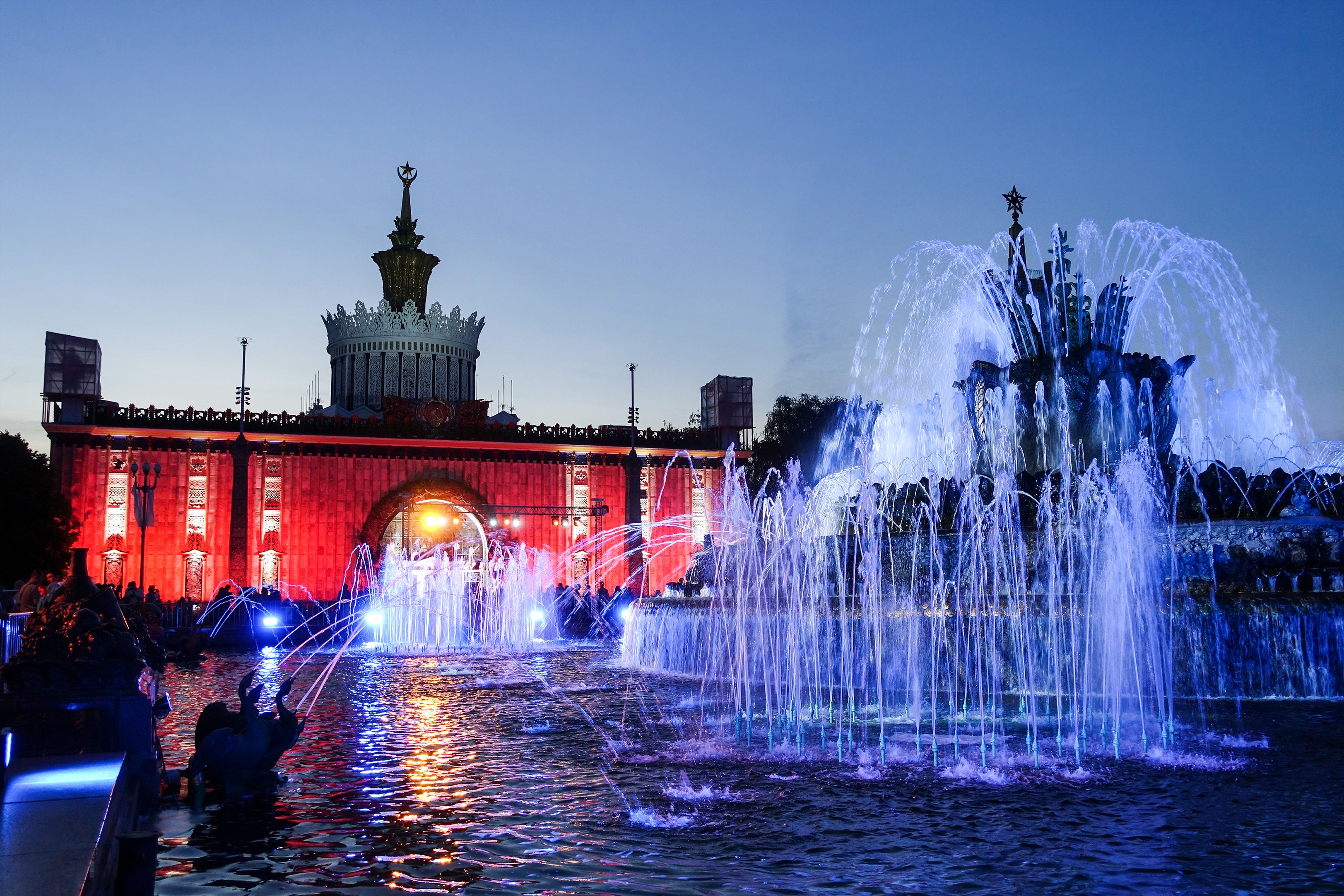 Friendship of Peoples Fountain in Moscow, Russia at dusk HD Wallpaper