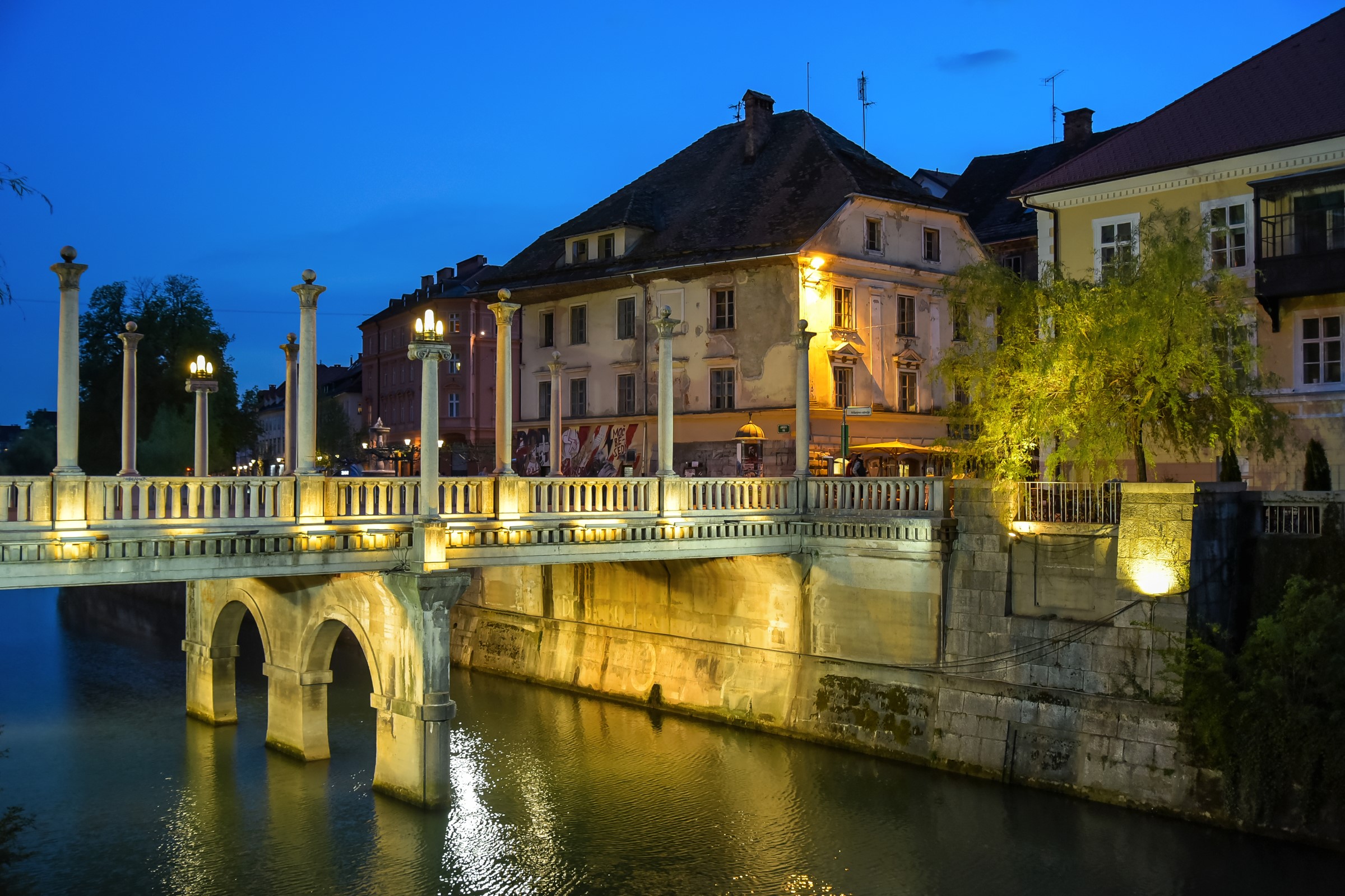 Triple Bridge over Ljubljanica River at Night HD Wallpaper