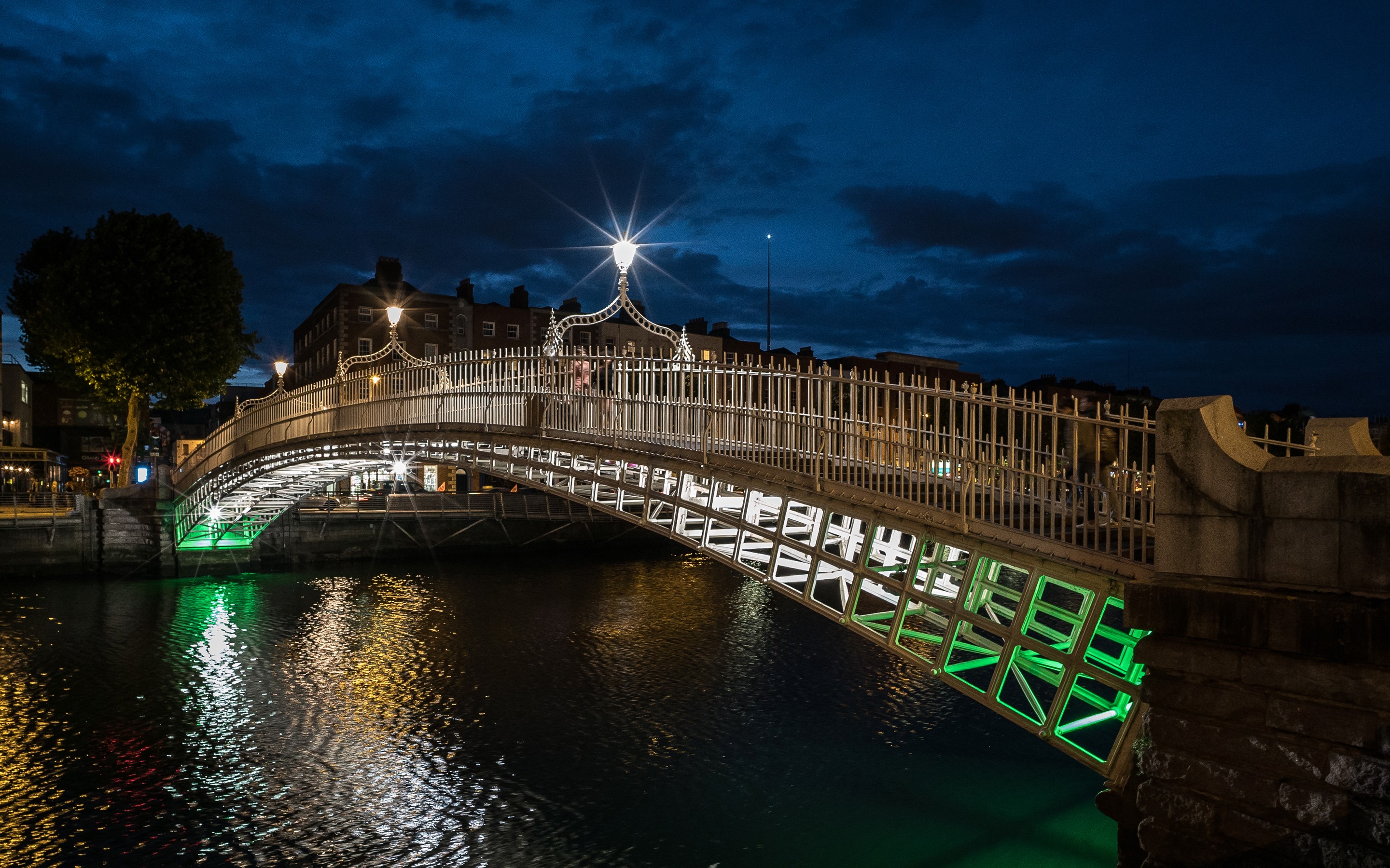 Ha'penny Bridge in Dublin at Night HD Wallpaper