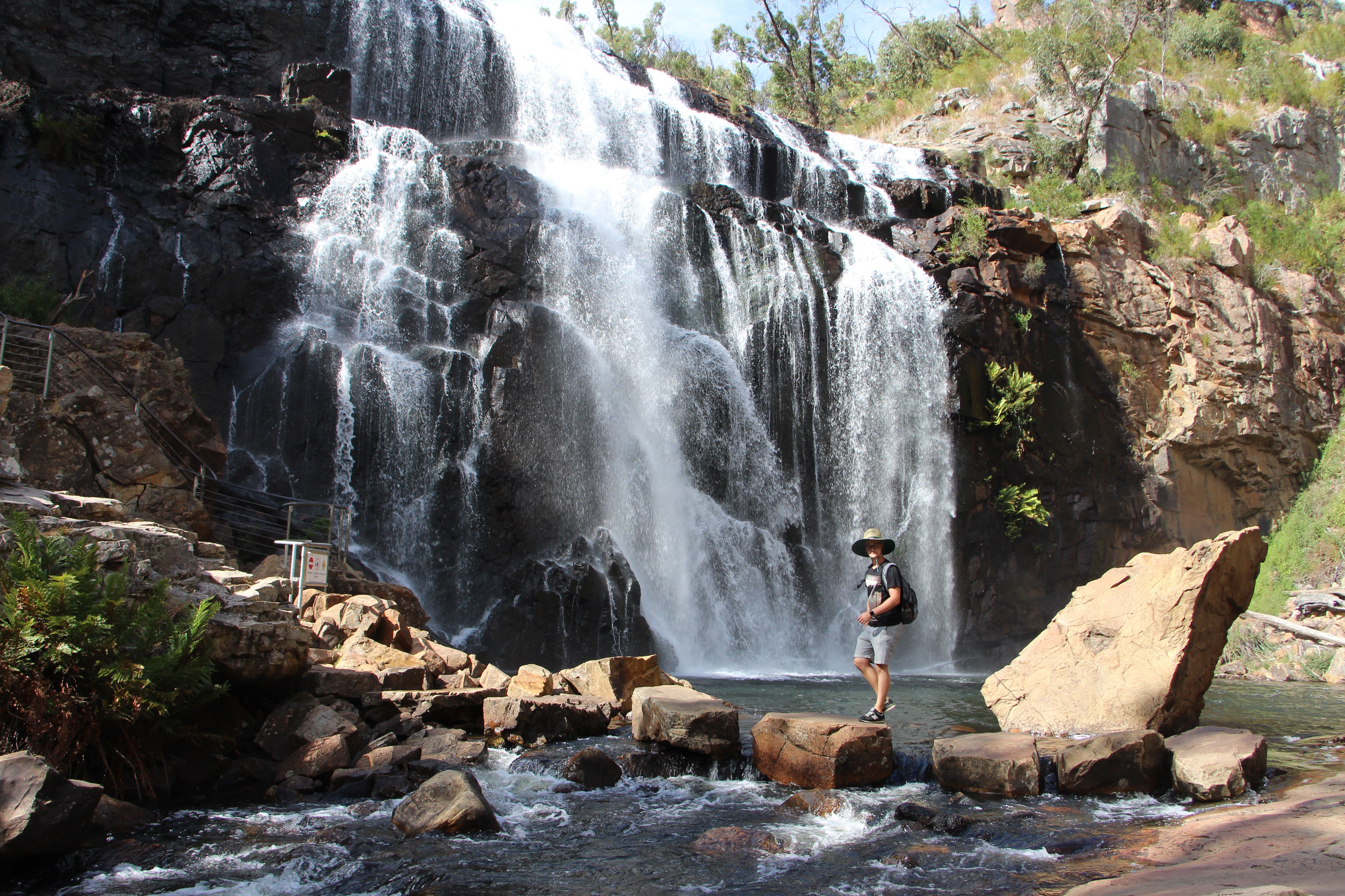 MacKenzie Falls, Australia with a tourist HD Wallpaper