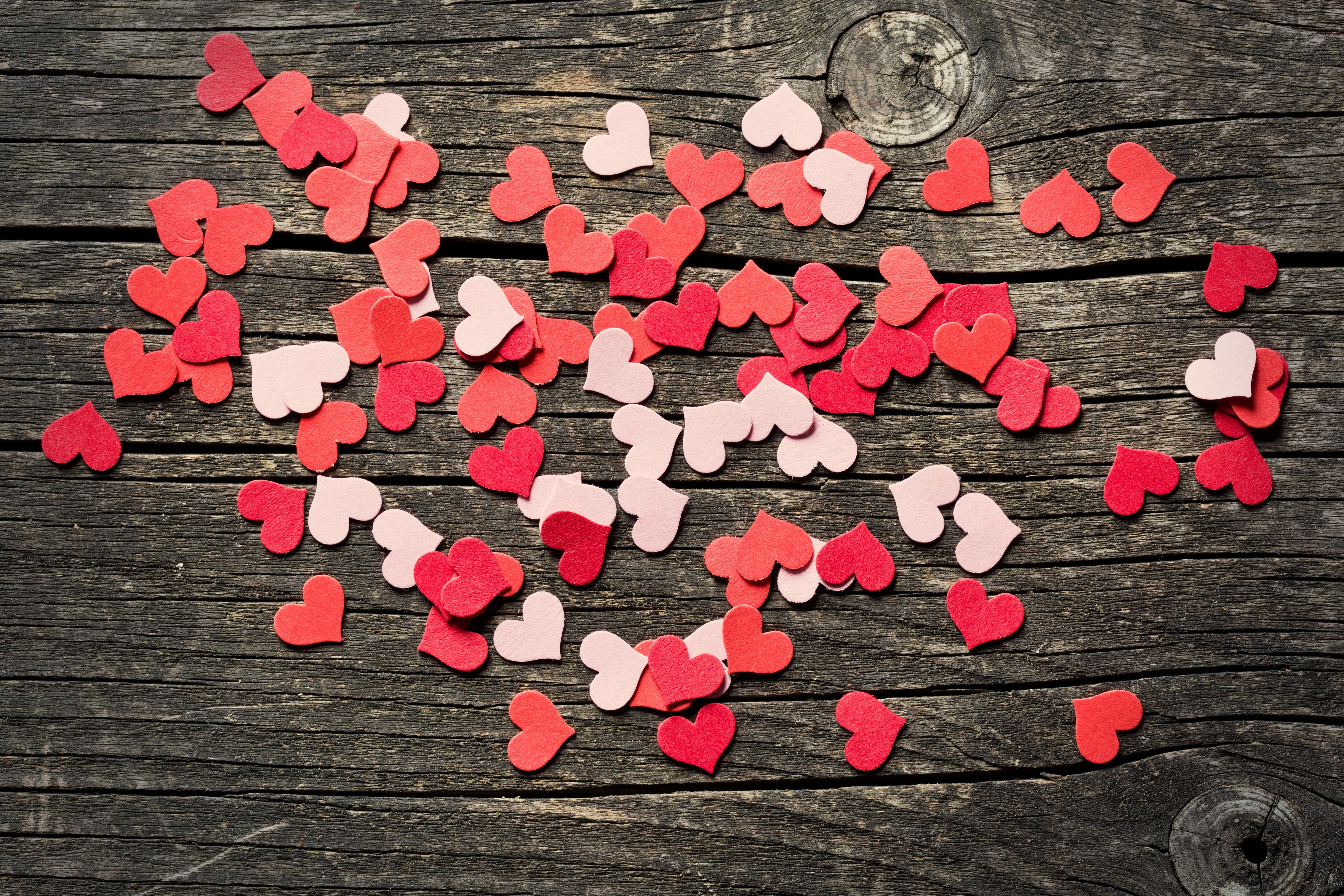 Red and pink heart confetti on wood HD Wallpaper
