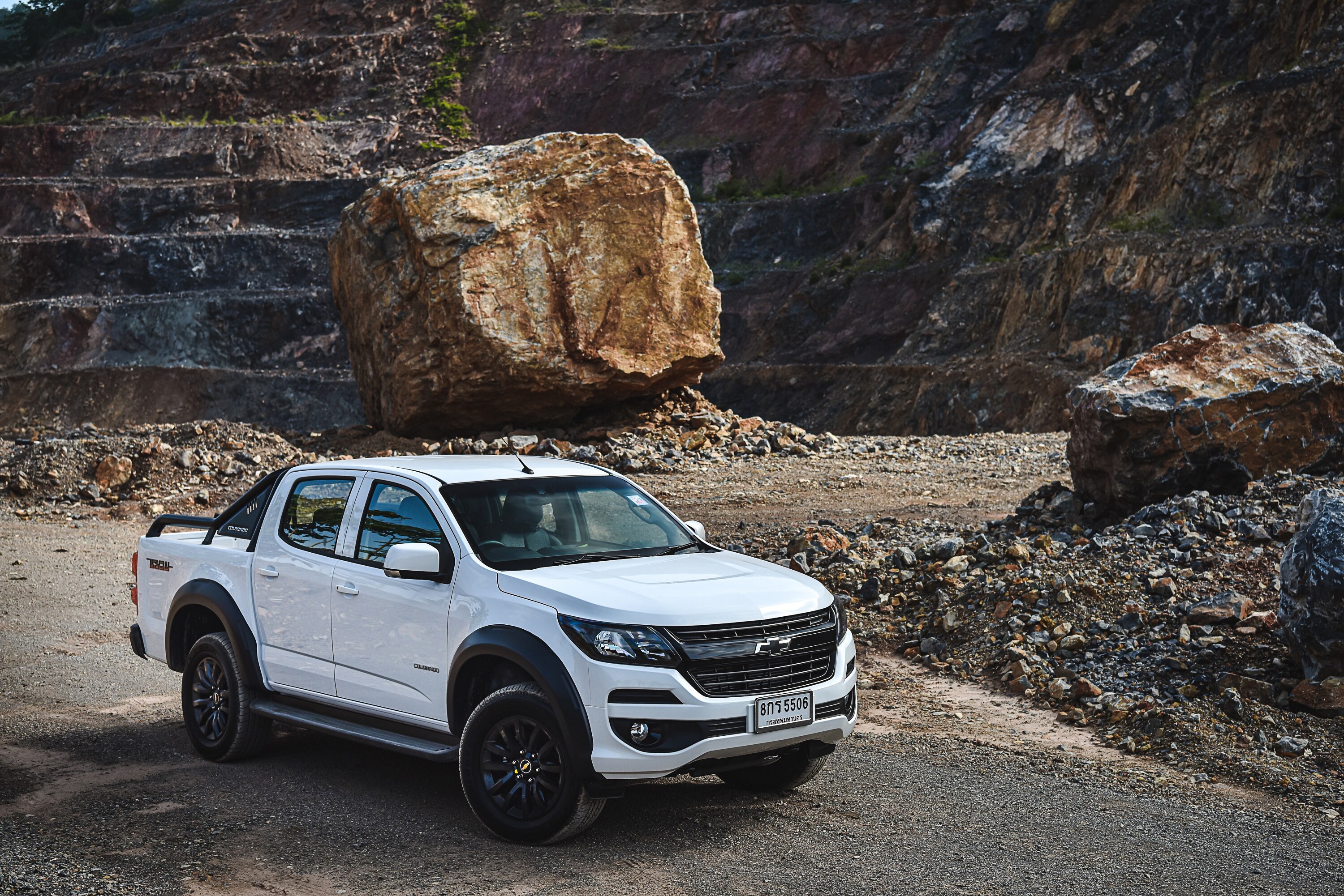 White Chevrolet Colorado Trail Boss Double Cab in Quarry HD Wallpaper