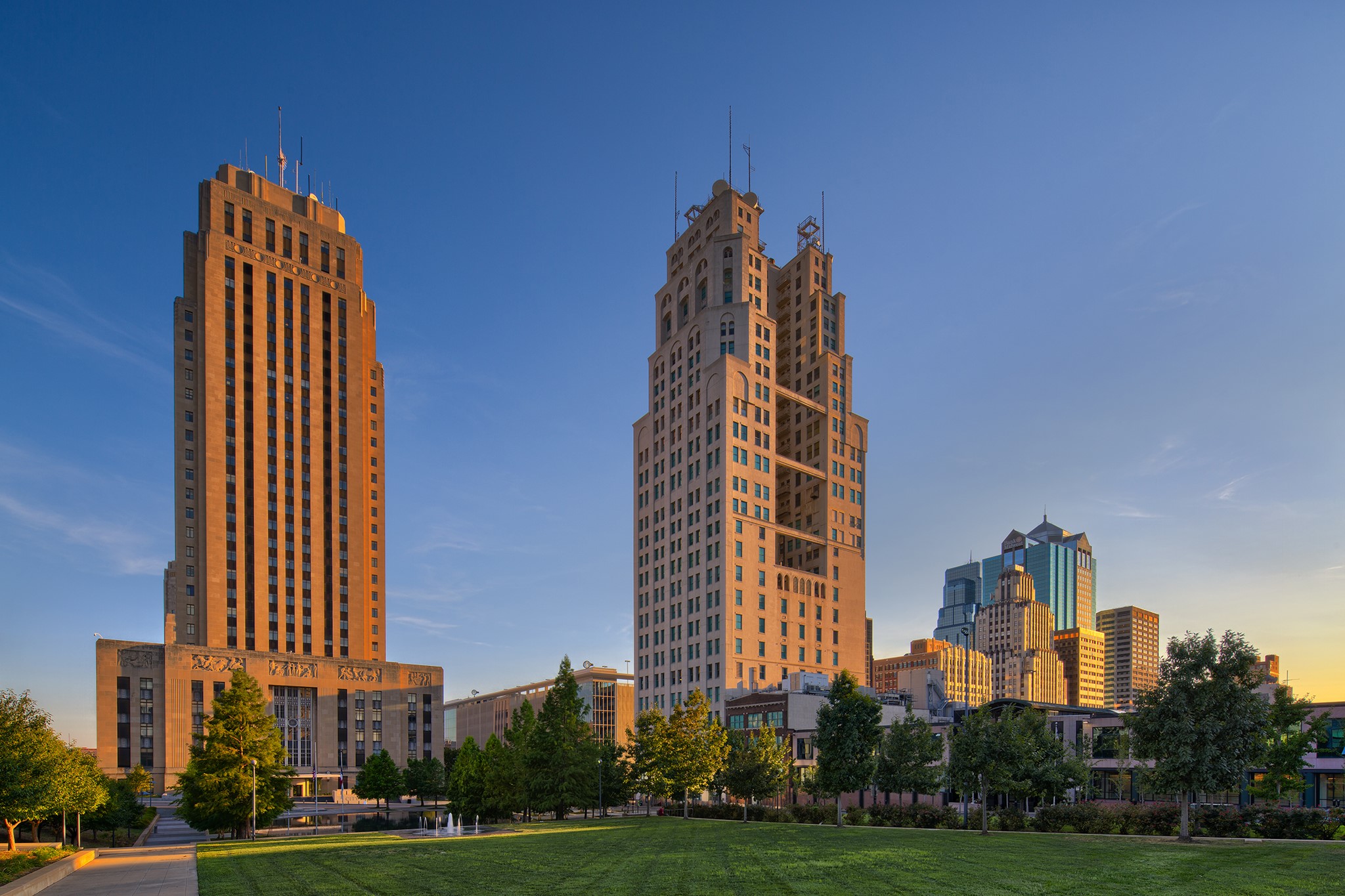 Kansas City skyline with historic buildings and park HD Wallpaper