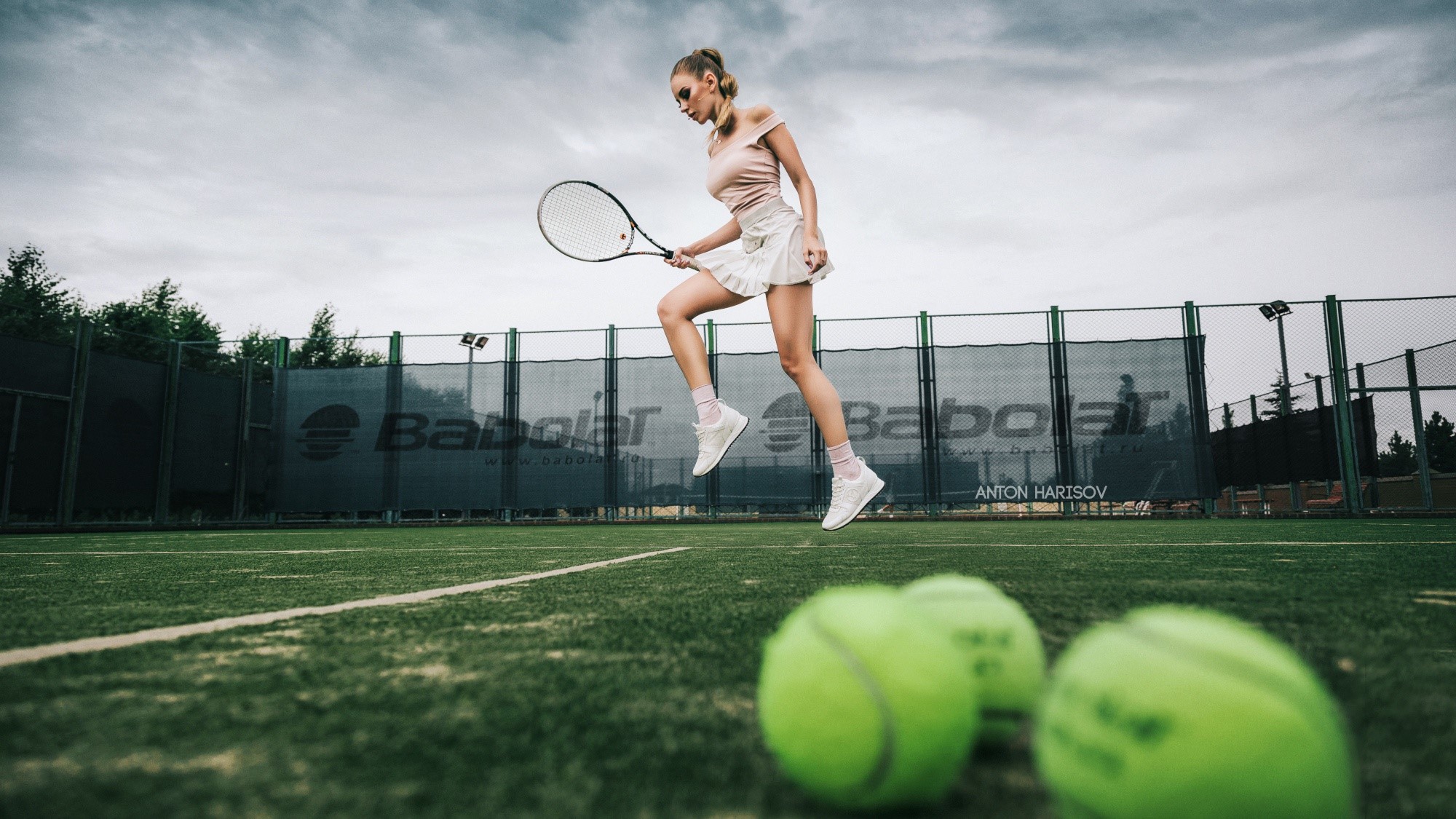 Woman playing tennis on court HD Wallpaper