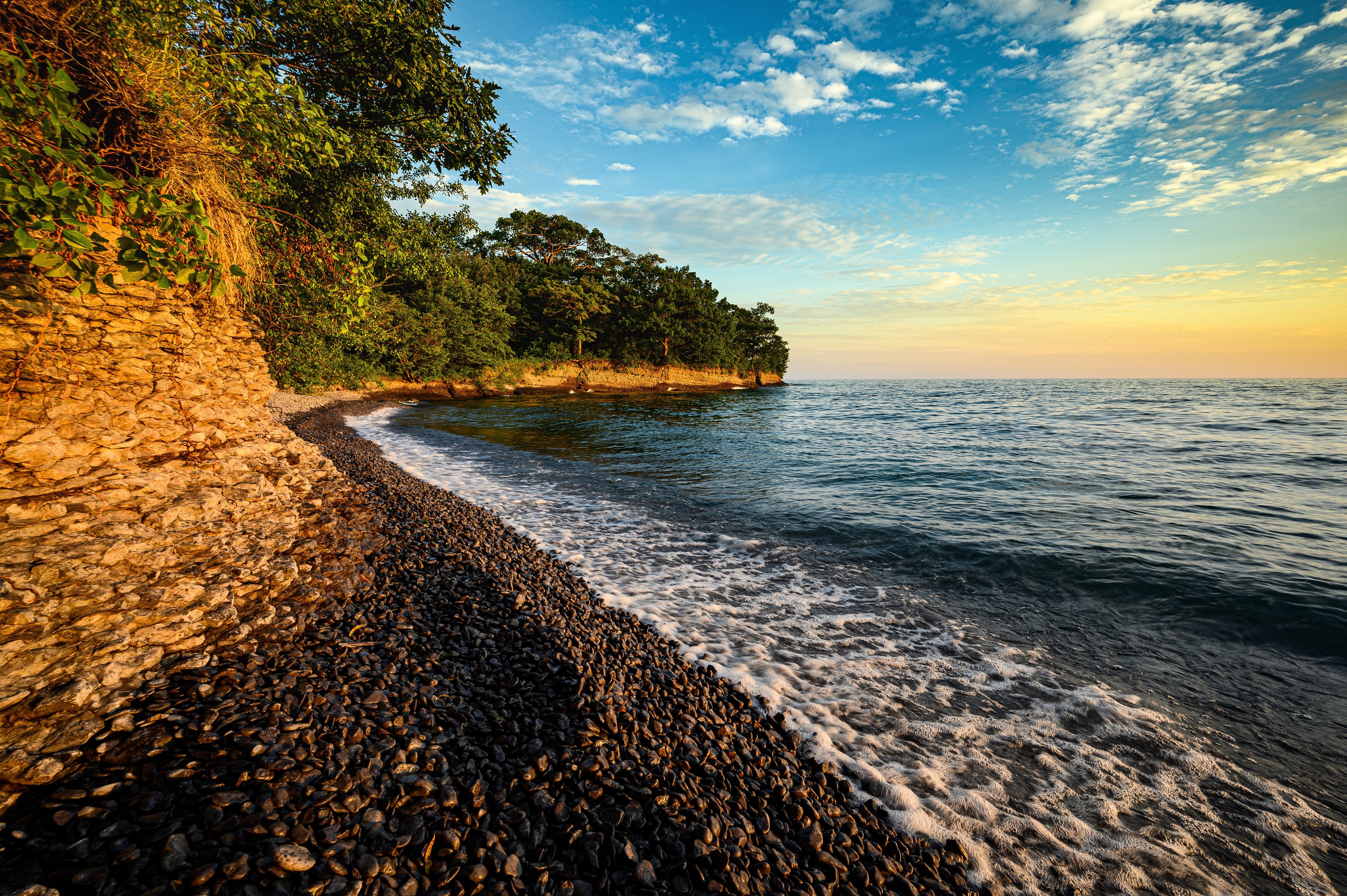Rocky Shoreline on Lake Ontario, Canada HD Wallpaper