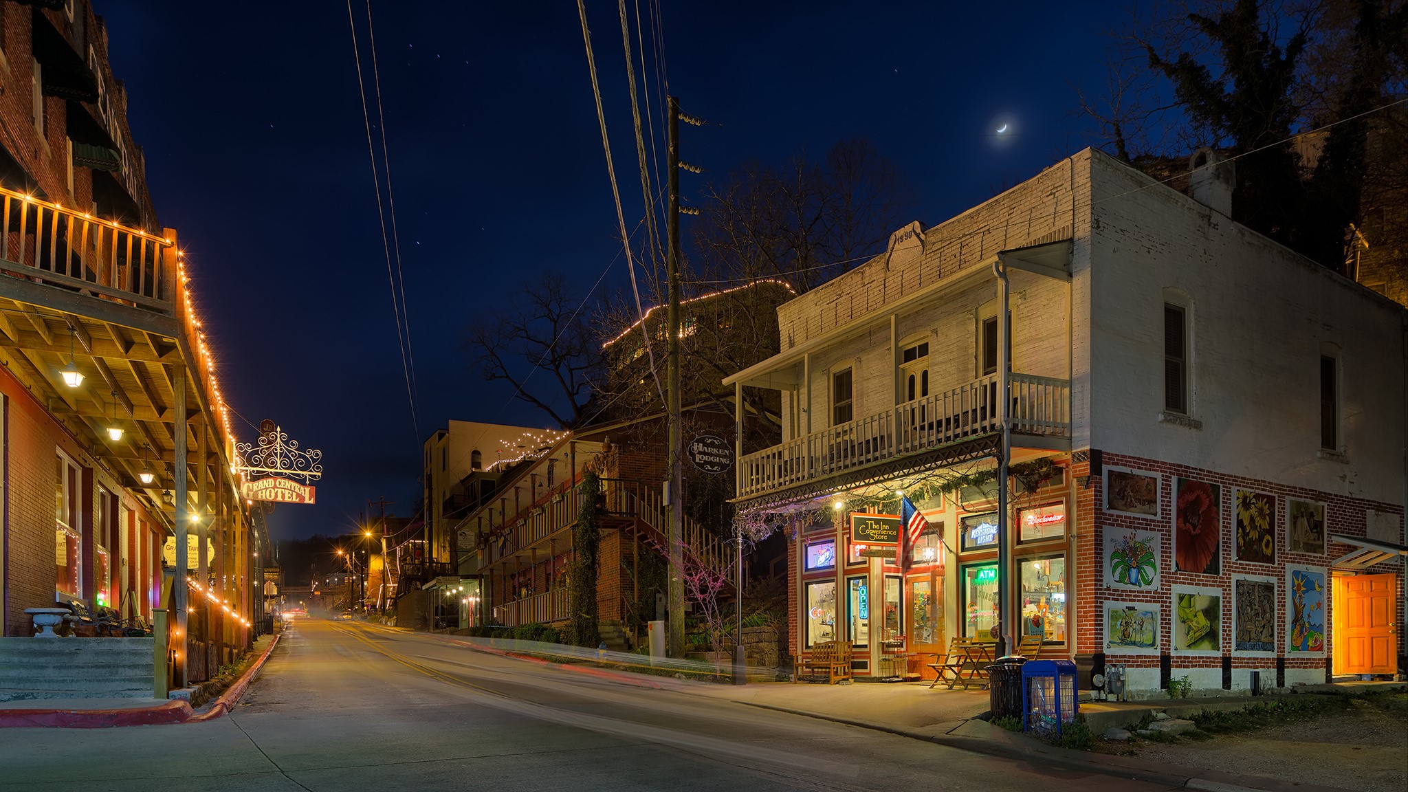 Street at night in Eureka Springs, Arkansas HD Wallpaper