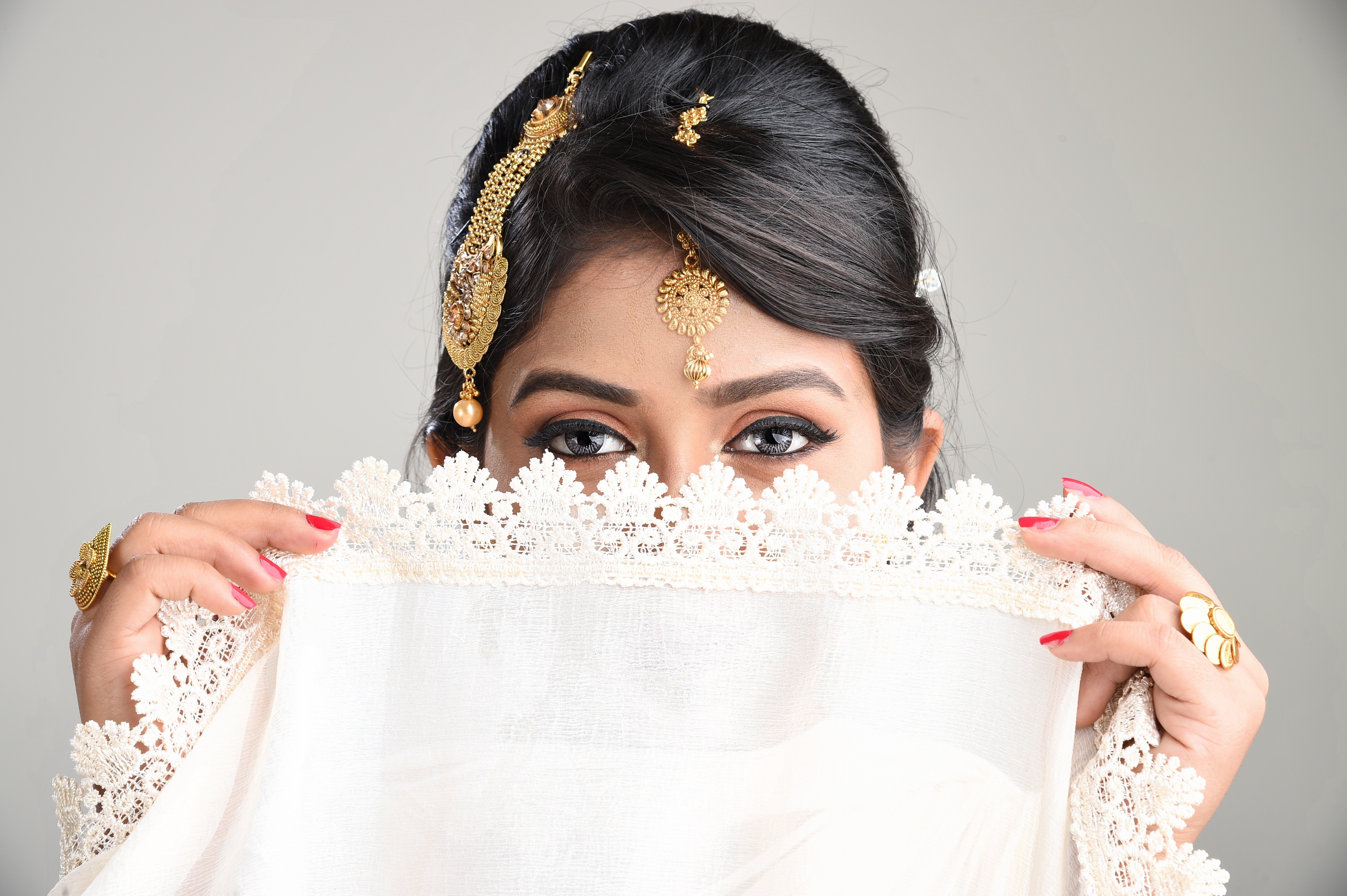 Indian woman with jewelry and white veil HD Wallpaper
