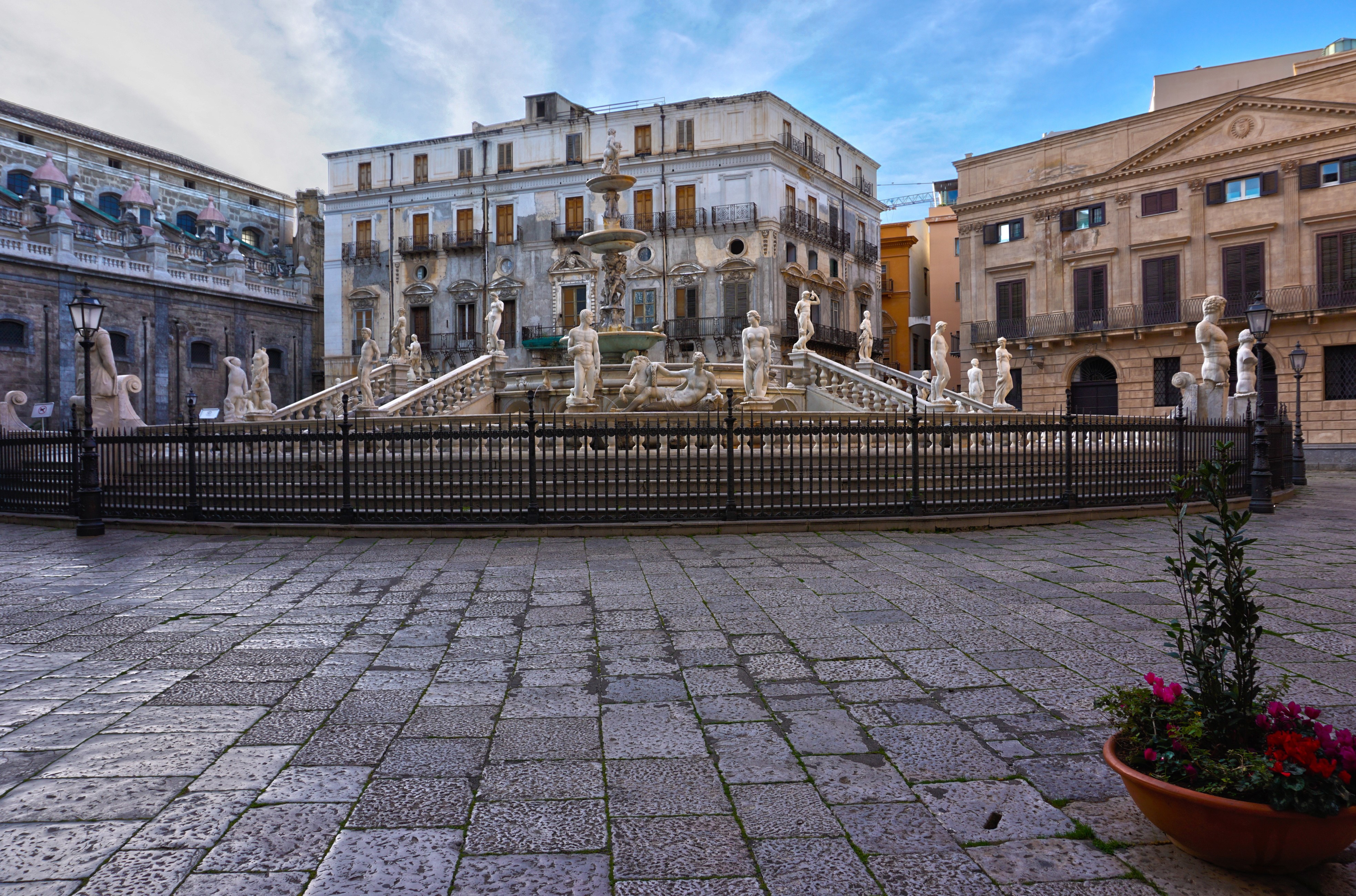 4K View of Fontana Pretoria in Palermo, Italy HD Wallpaper