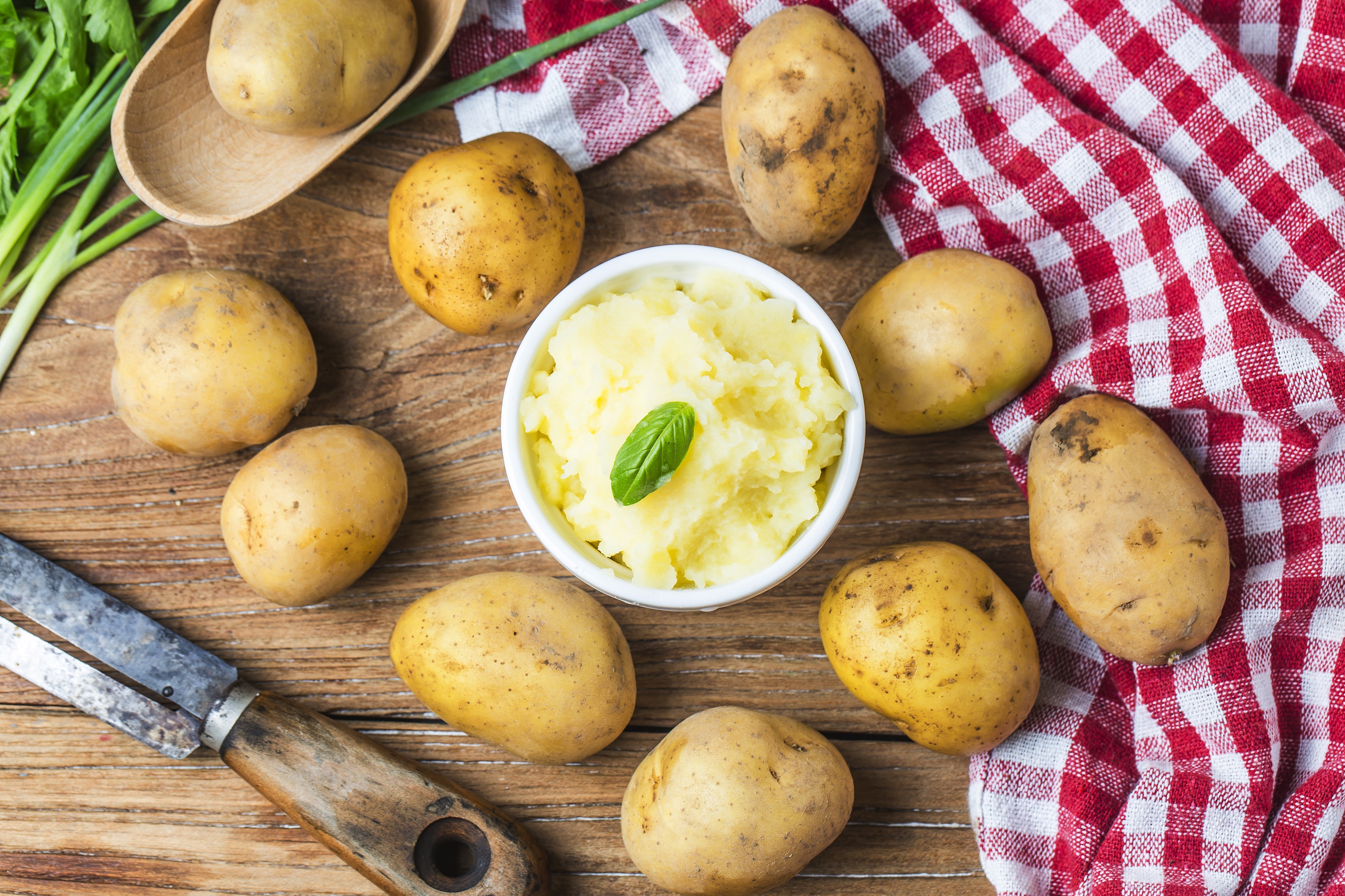 Potatoes and mashed potatoes on a wooden table HD Wallpaper