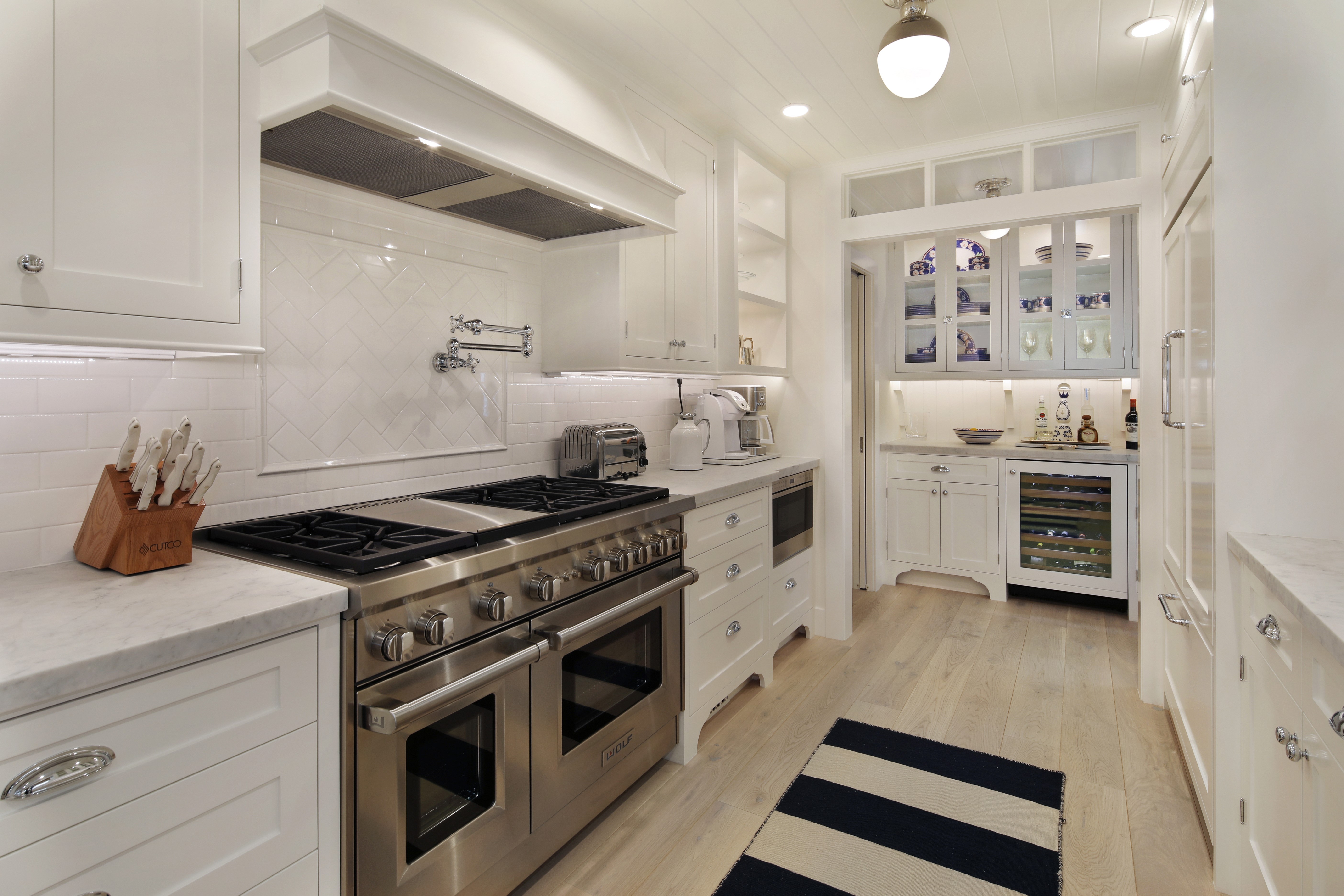 Modern white kitchen with stainless steel appliances HD Wallpaper