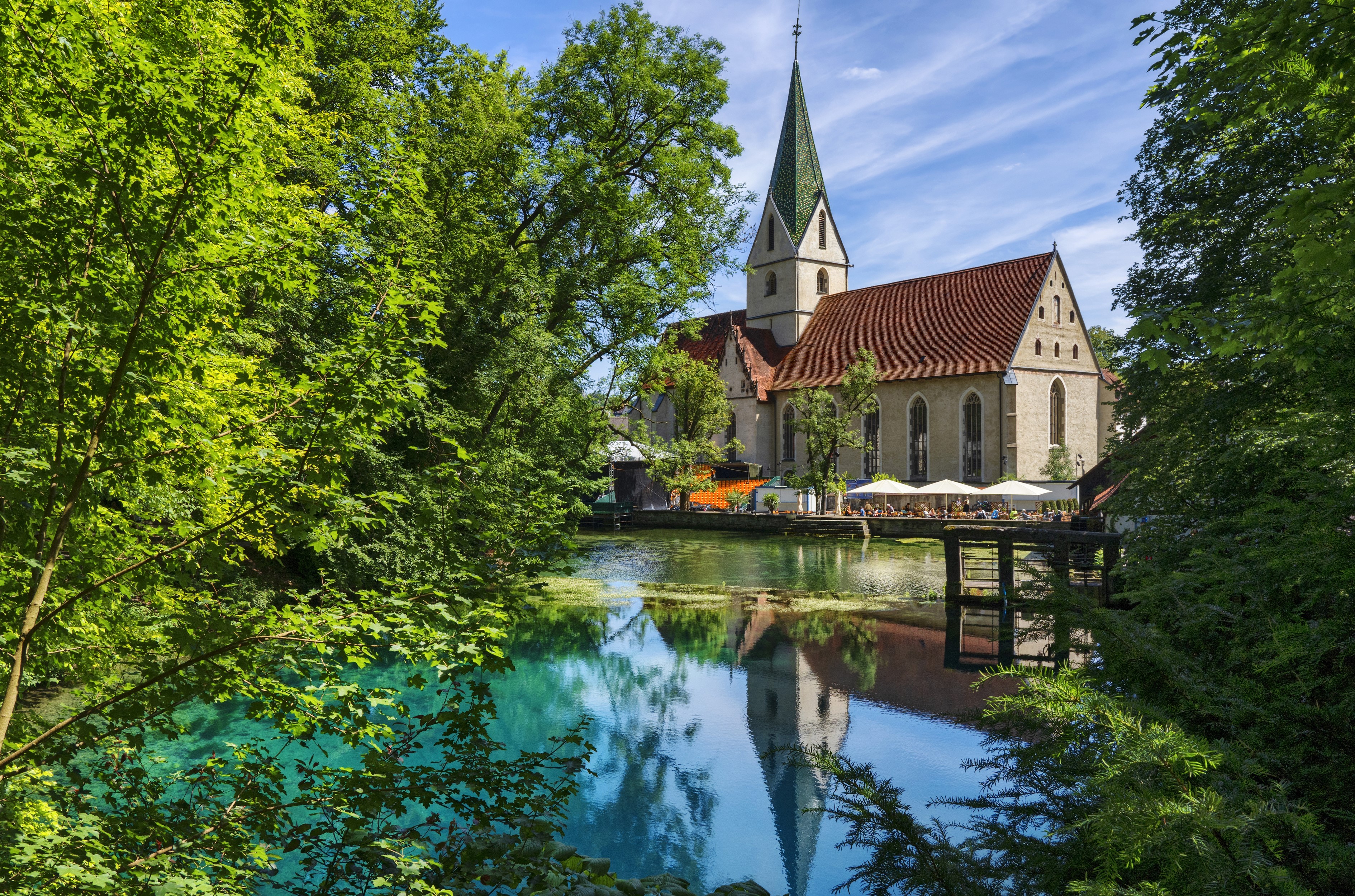 Church of Blaubeuren reflected in a clear blue pond HD Wallpaper