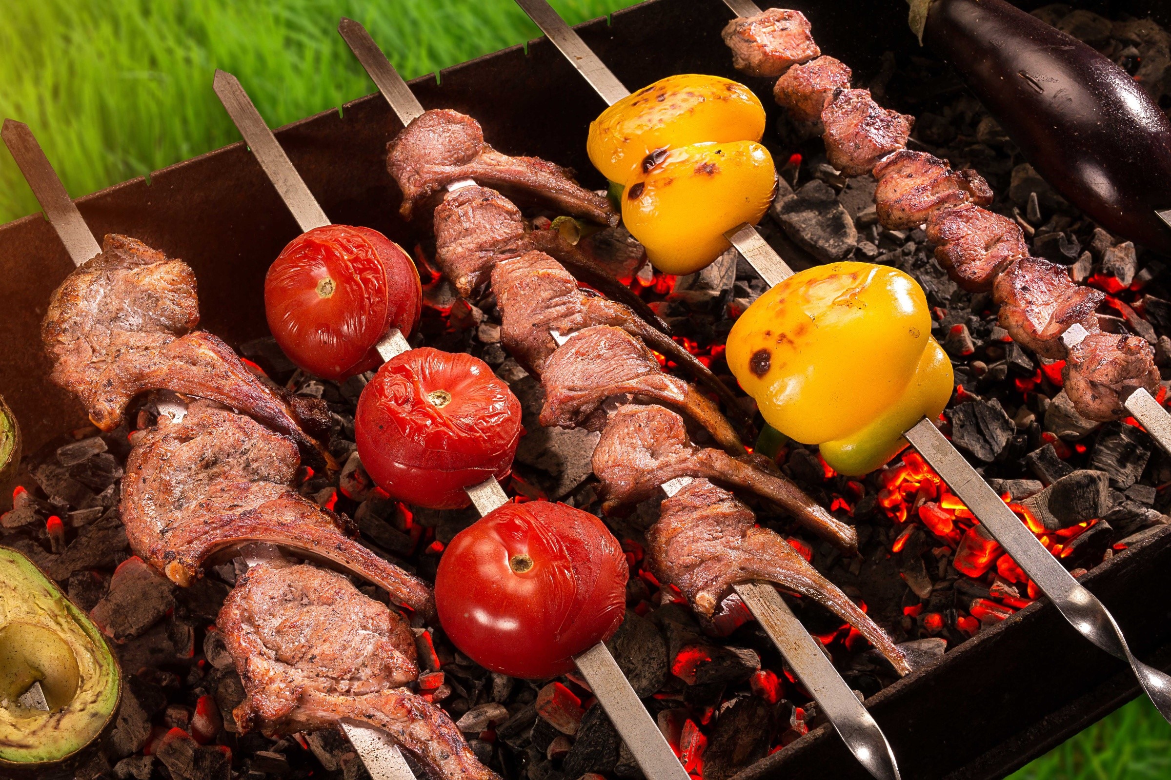 Shashlik with tomatoes and bell peppers on a grill HD Wallpaper