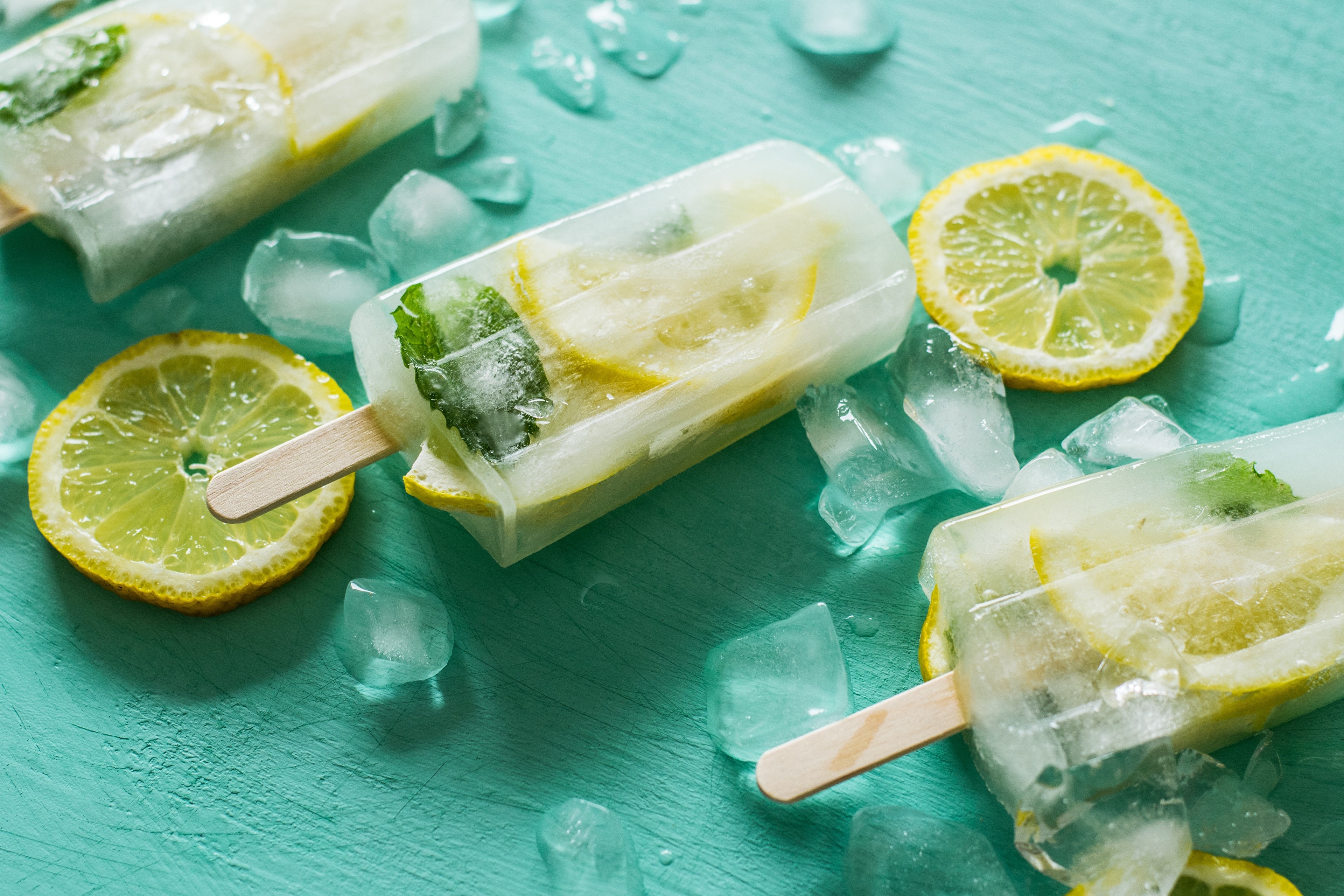 Lemon and mint popsicles with ice and lemon slices HD Wallpaper